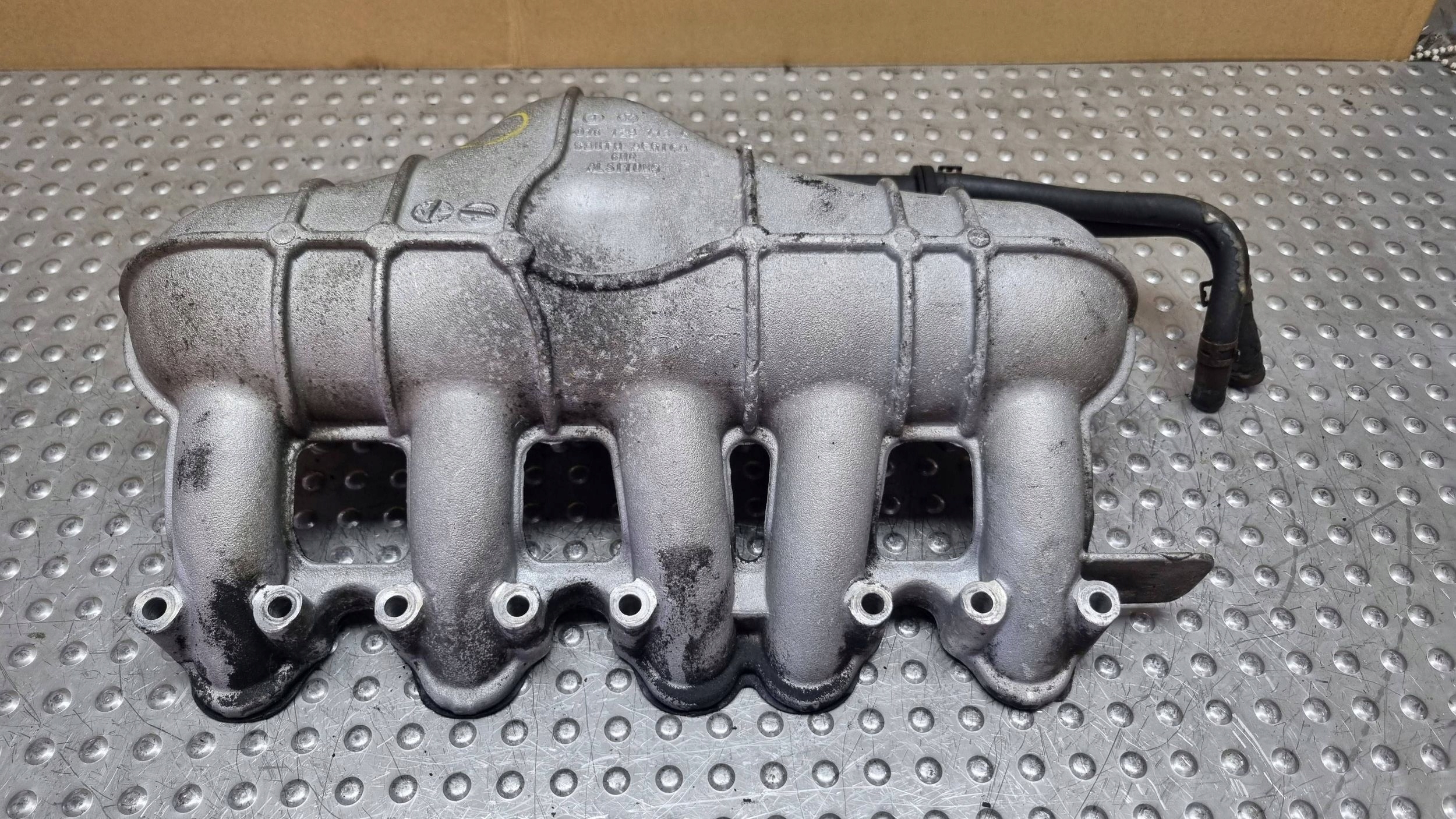 intake manifold 076129713C VW CRAFTER 2.5 TDI