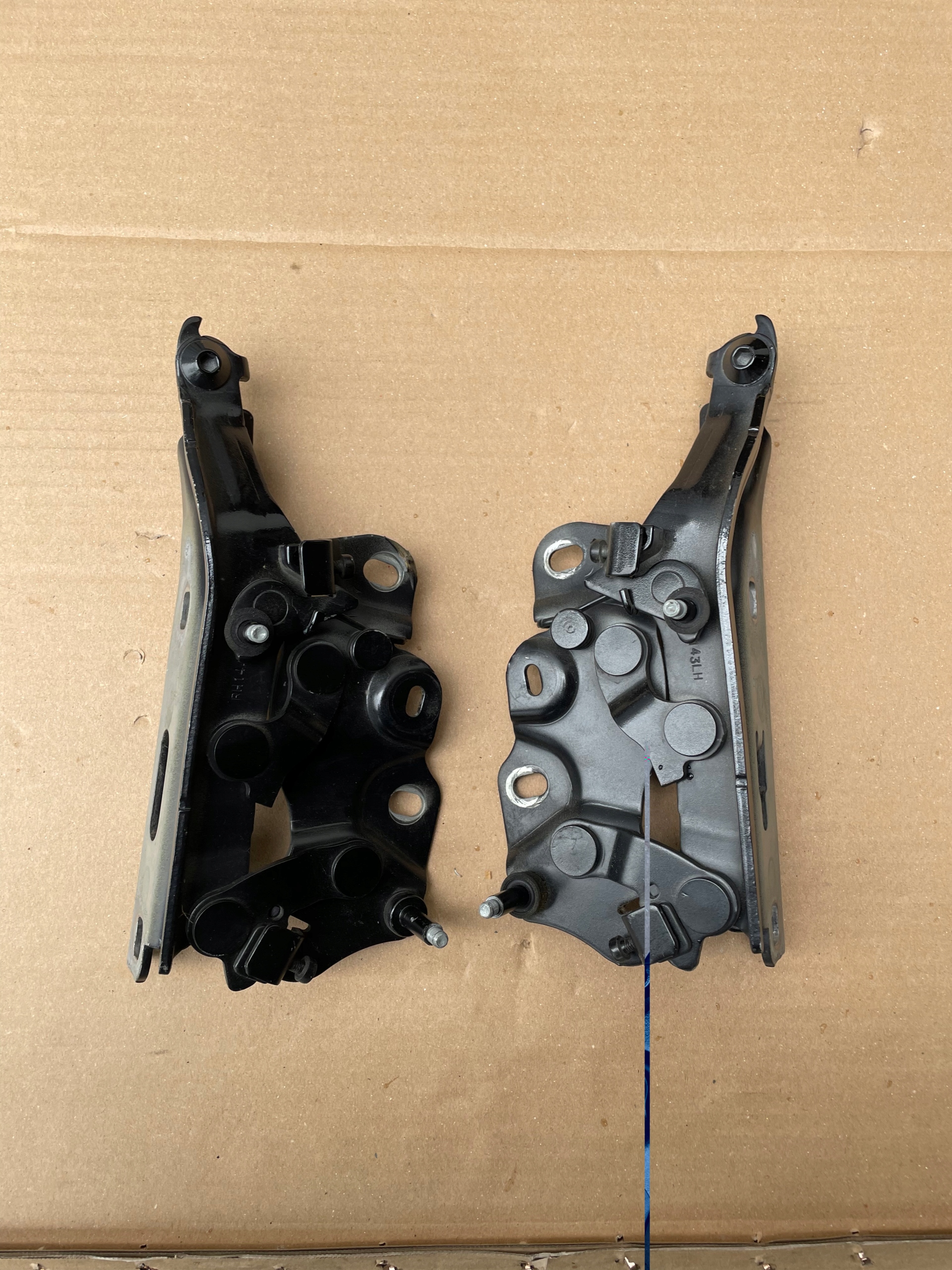 8V0823302F 8V0823301 - AUDI A3 8V петля капота петли 8V0823301F / 302F