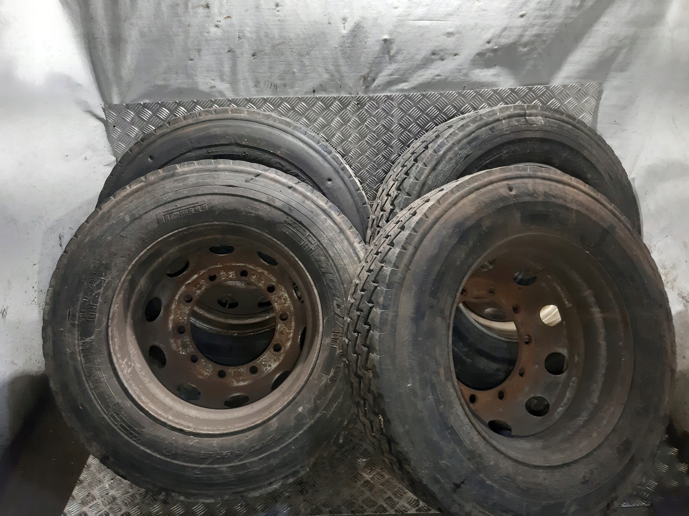 wheels discs tyres 4x RETREAD PIRELLI MC:01 275/70 R22.5