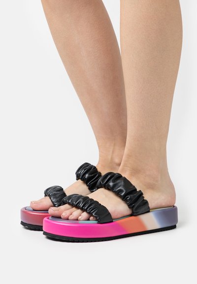 Nazouváky na platformě Paul Smith 38