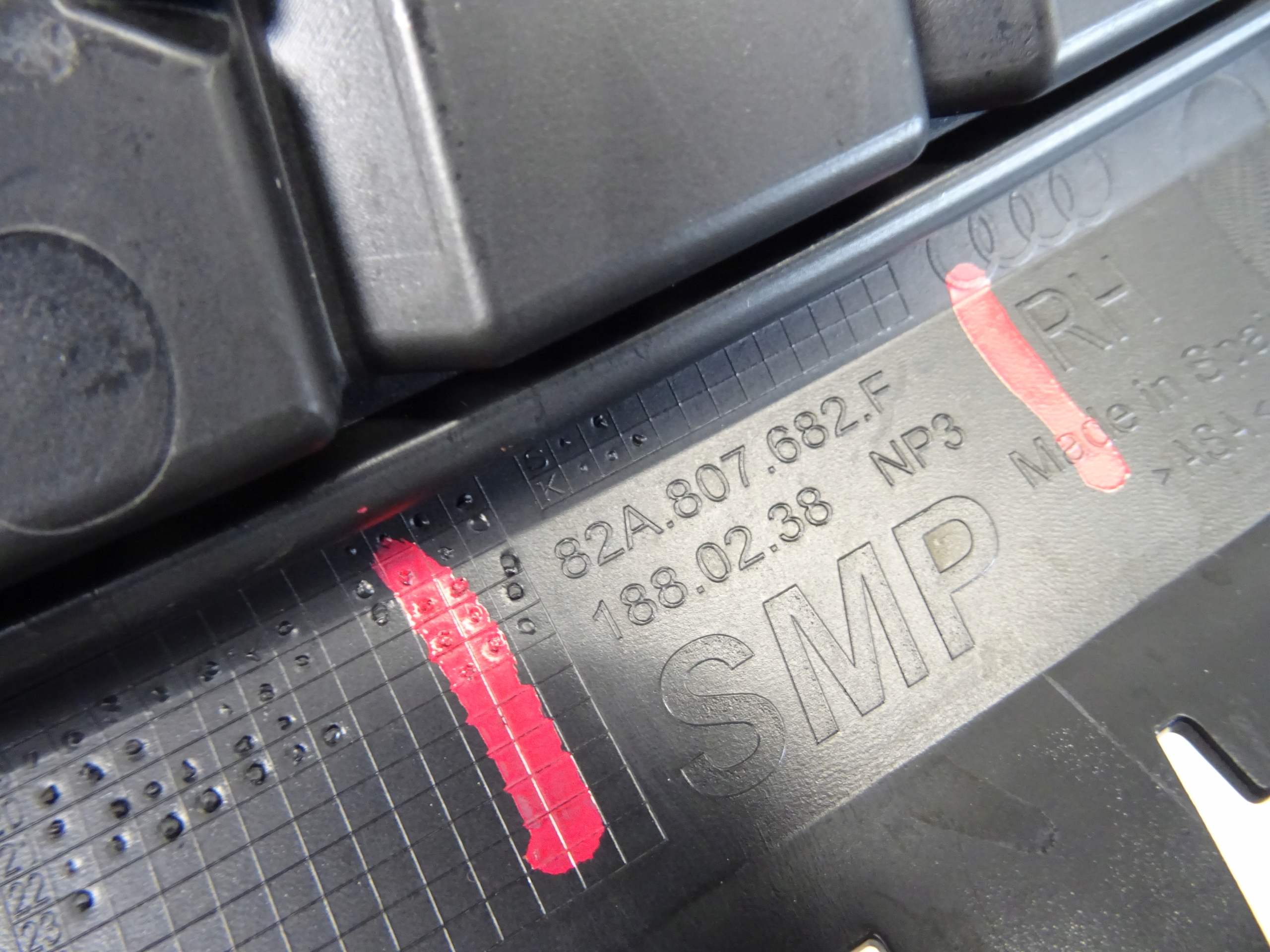 grid of a bumper front front right AUDI AI II 2 82A807682F