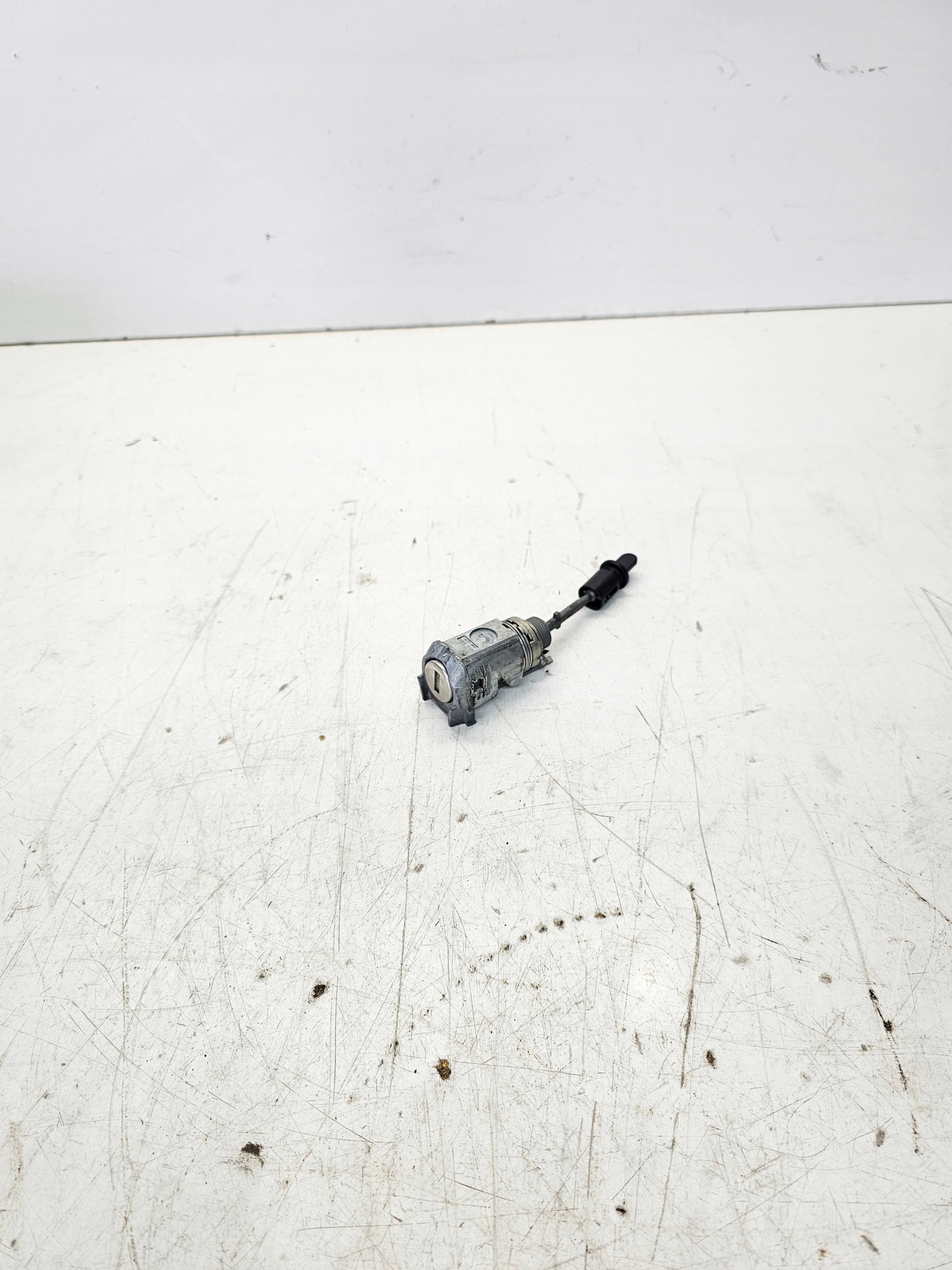 lock cylinder door left front AUDI A5 8T 8T8837168