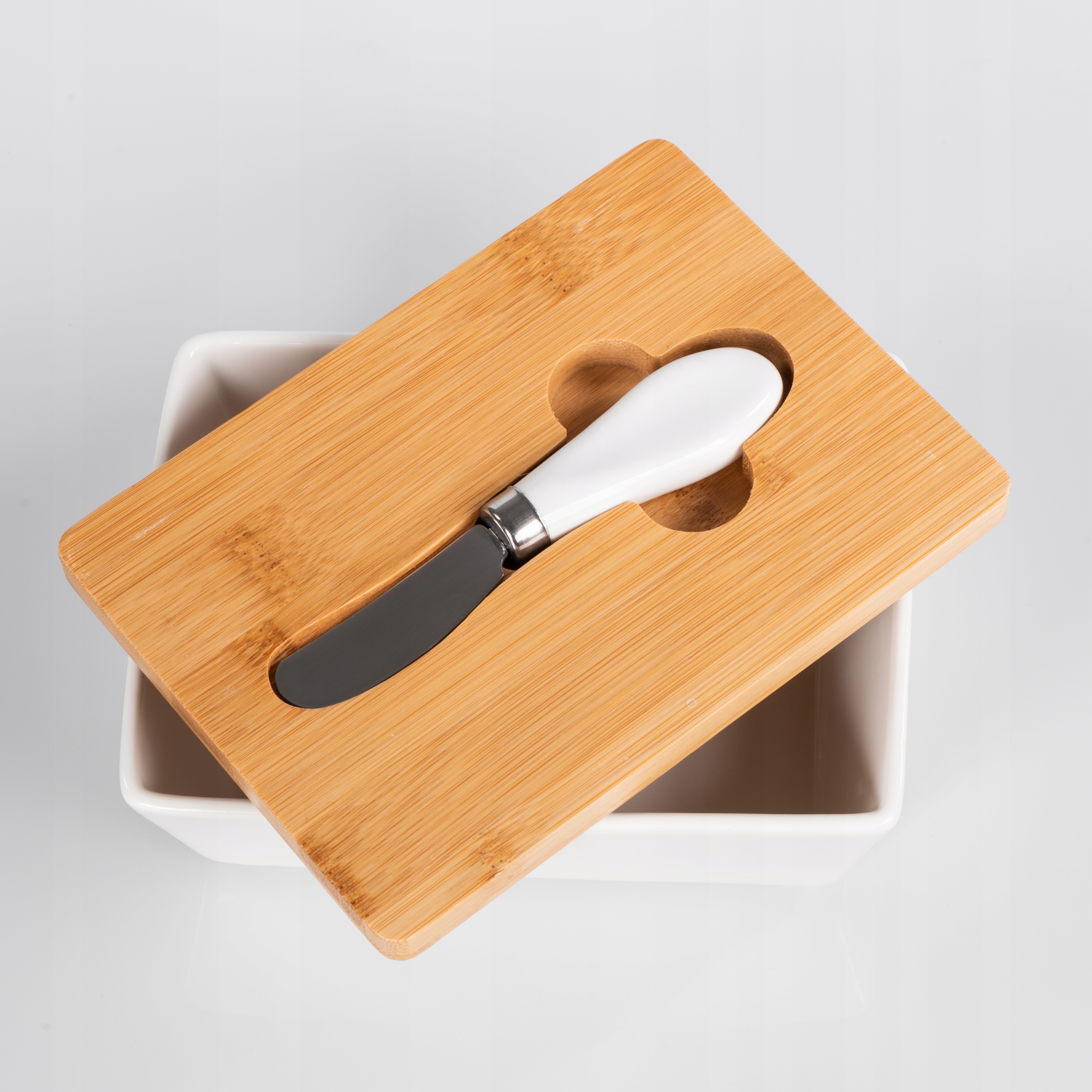 MASELNICA PORCELANOWA BIAŁA + NOŻYK POJEMNIK NA MASŁO Z BAMBUSOWĄ POKRYWKĄ Marka Prima Deco