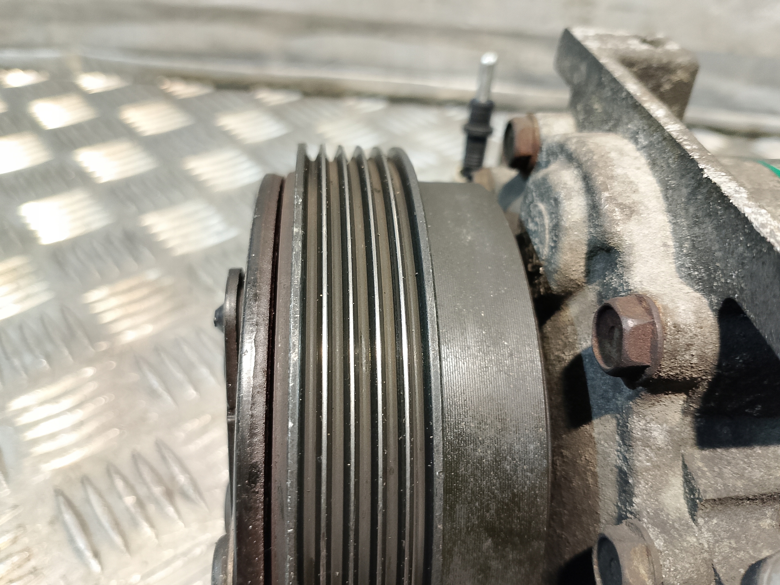 compressor compressor; of the air conditioning RENAULT CLIO II 1.2 B 7700111182
