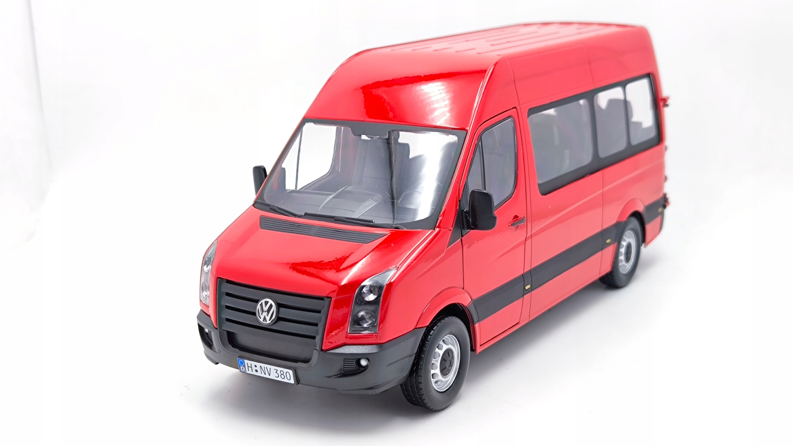 Volkswagen Crafter Van Červená Cararama 1:24