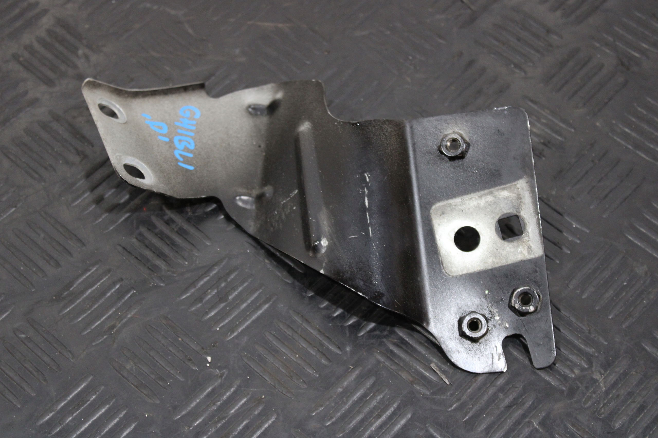 Support plaque Aile Droite Avant Console MASERATI GHIBLI M157