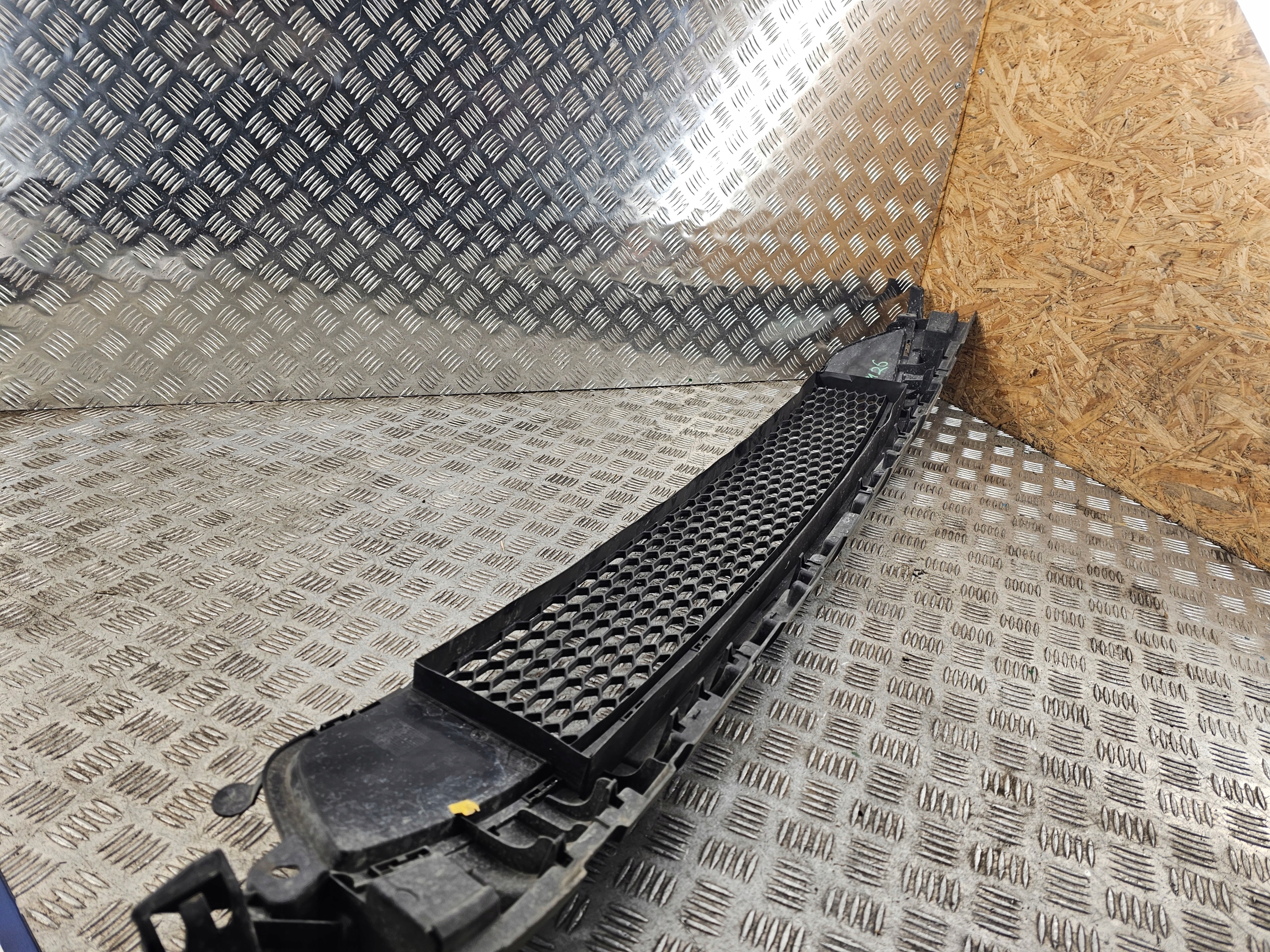 TRAFIC VIVARO III grid of a bumper central front 622544919R 14