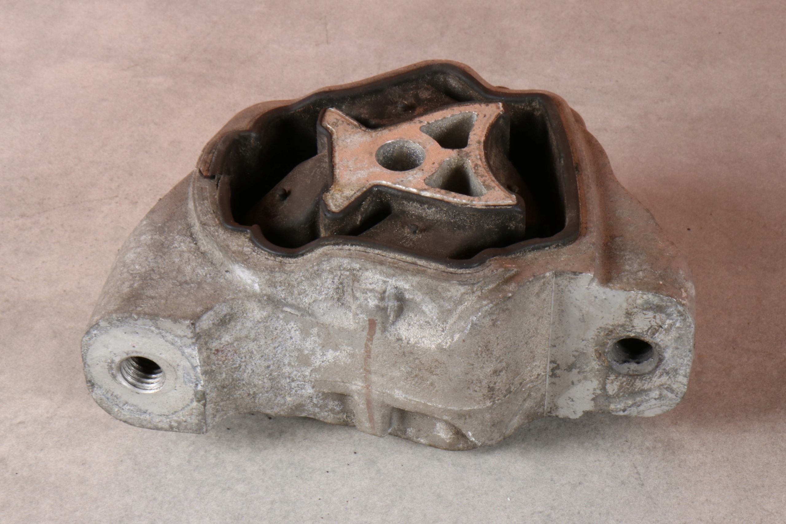 VOLVO XC60 and D4 2.0d D4204T14 engine mount 31330138