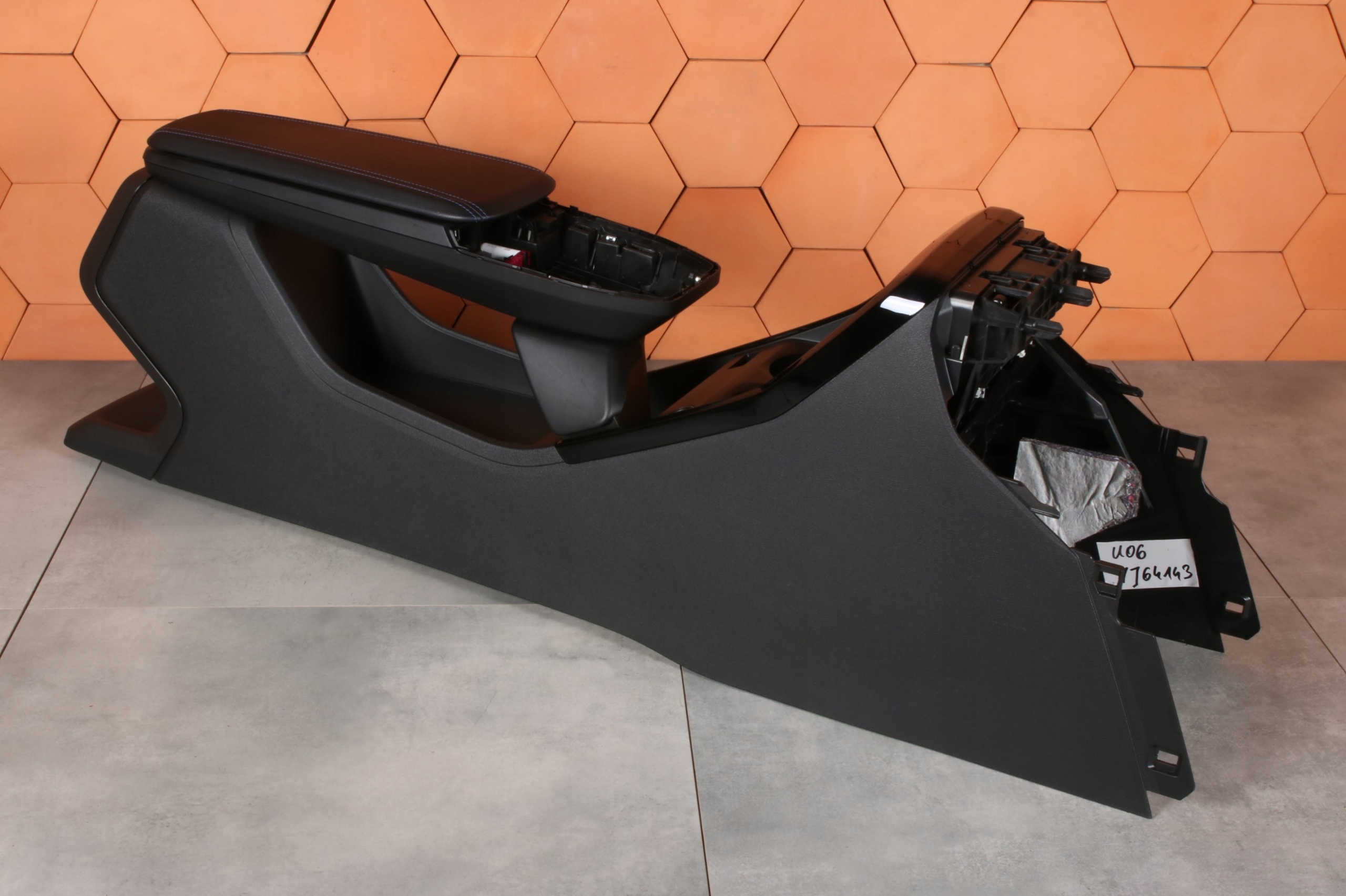 BMW 2 U06 X1 U11 TUNEL central armrest black blue NIC 5A2E049