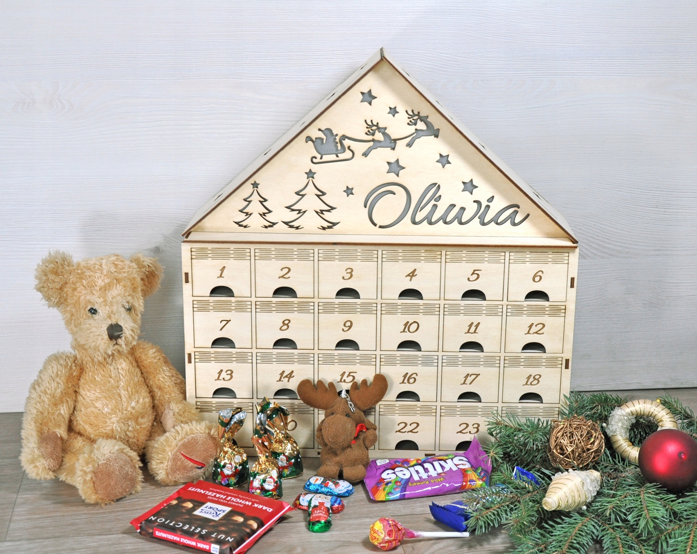 DOMEK KALENDARZ ADWENTOWY Z IMIENIEM - LAMPKI LED Marka inna