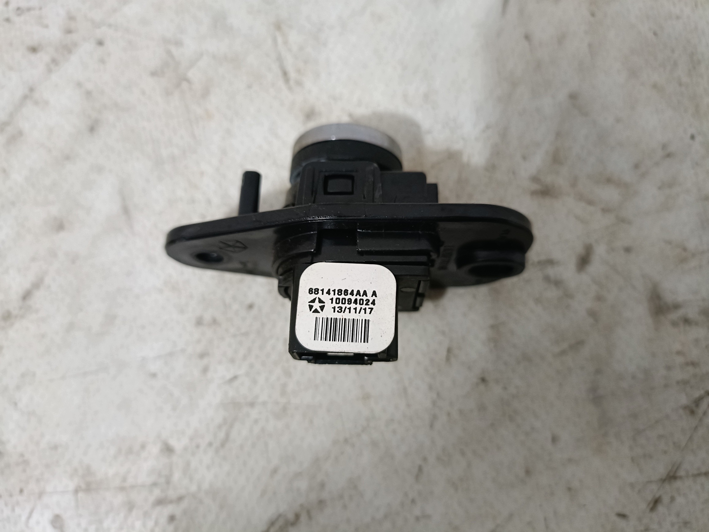 DODGE CHARGER 2019- bouton pour l'ouverture du capot coffre 68141864AA