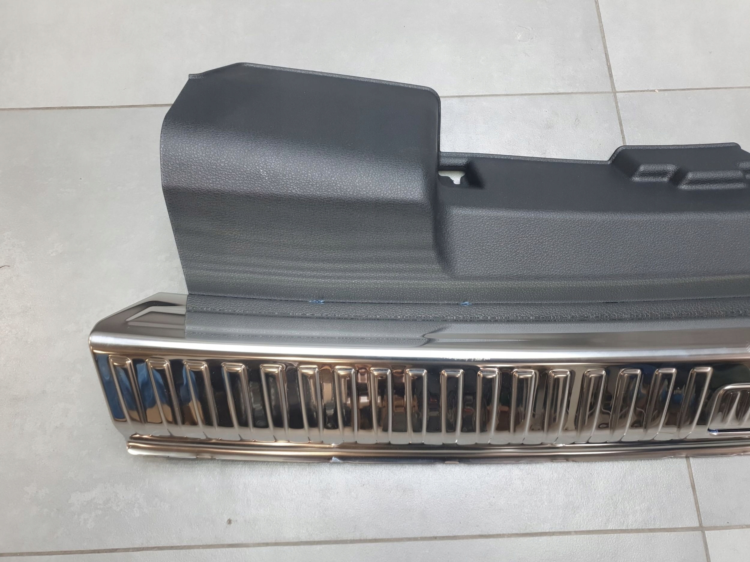 Audi Q8 cap cover of the threshold boot 4M8864483A