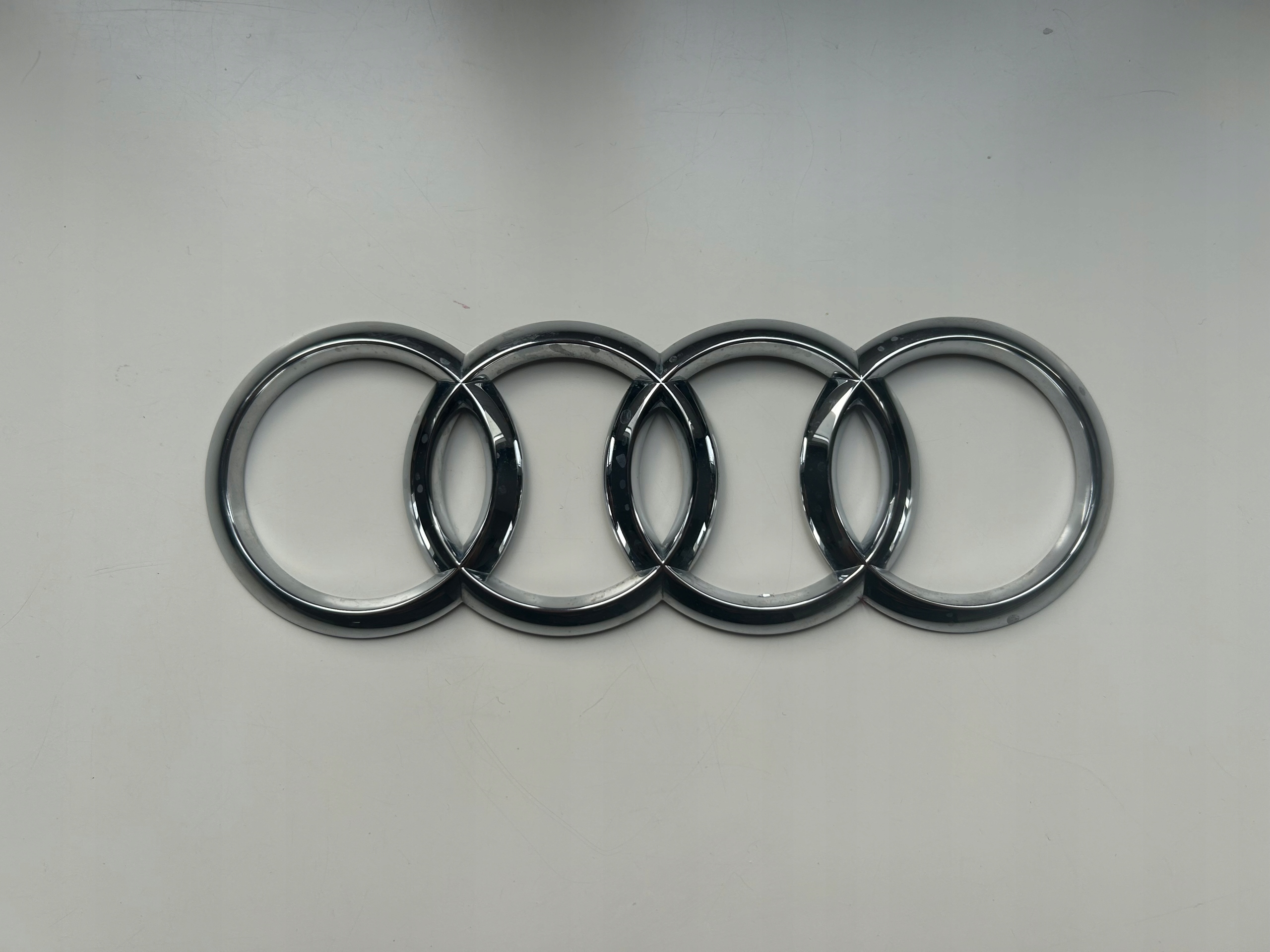 AUDI A3v TTs Q2 R8 II ЕМБЛЕМА ЛОГОТИП КРИШКИ БАГАЖНИКАv0 ОРИГІНАЛ