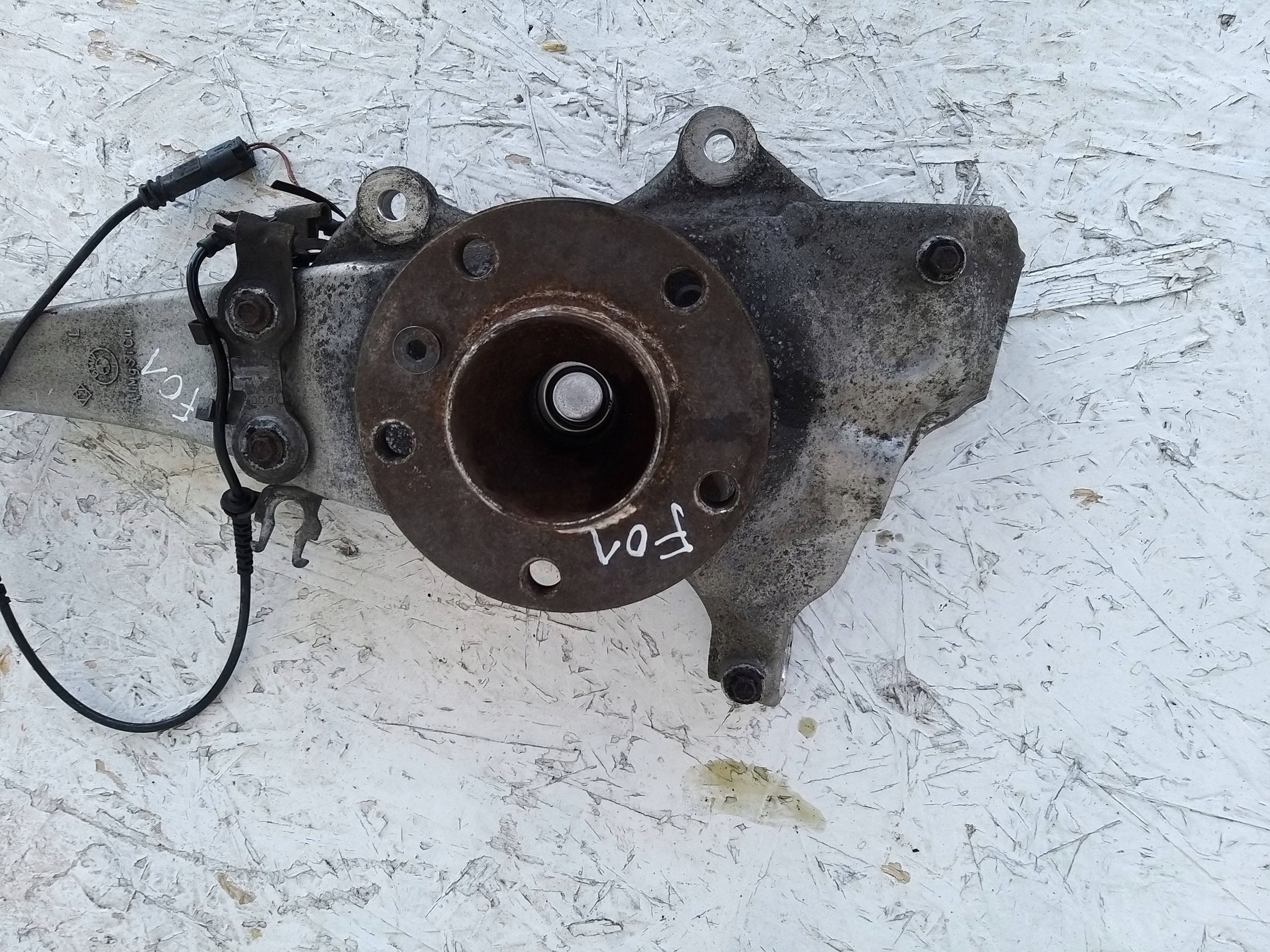 BMW 7 F01 F07 otoč čepu levý levá předek