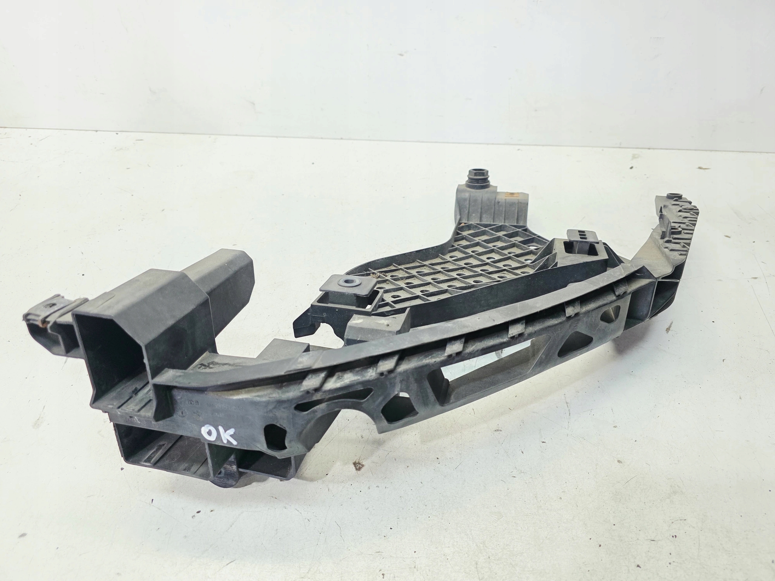 Support Support plaque REFLEKTORA Gauche Avant AUDI Q3 8U 8U0805607A