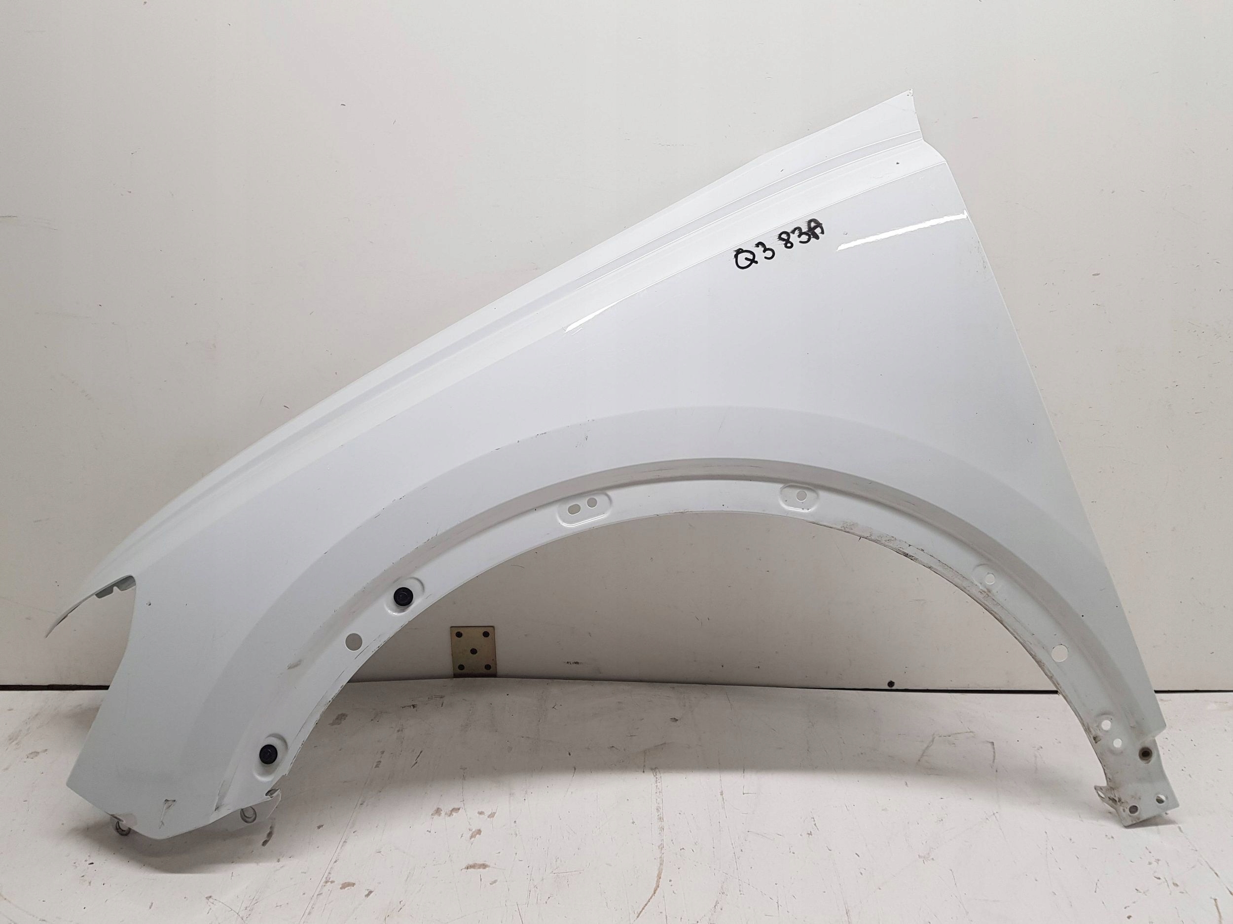 AUDI Q3 83A LEWY BŁOTNIK PRZÓD PRZEDNI