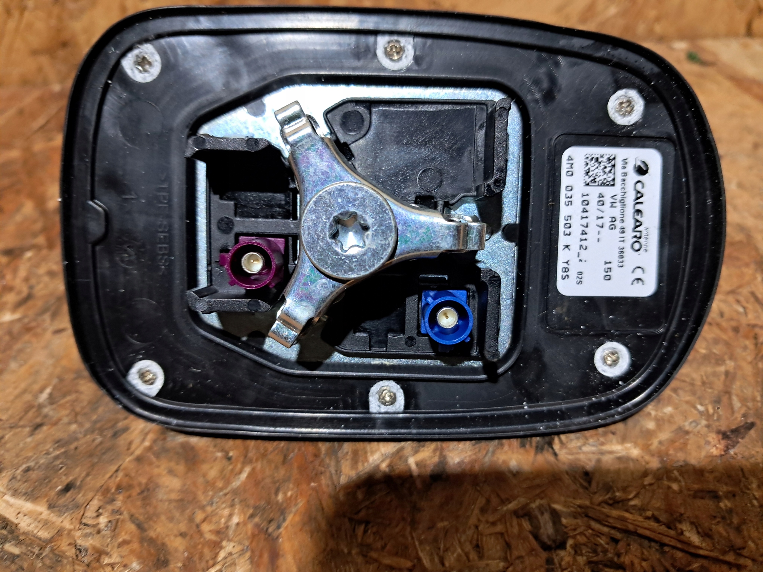 AUDI A4 B9 A5 ANTENA DACHOWA GPS REKIN 4M0035503K Producent części Audi OE