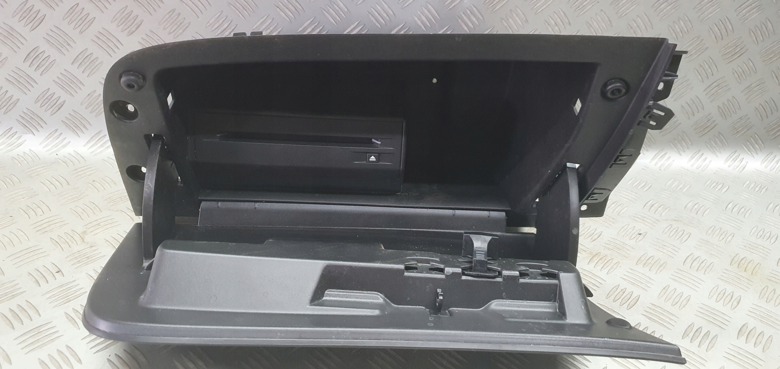 бардачок пассажира opel ASTRA K