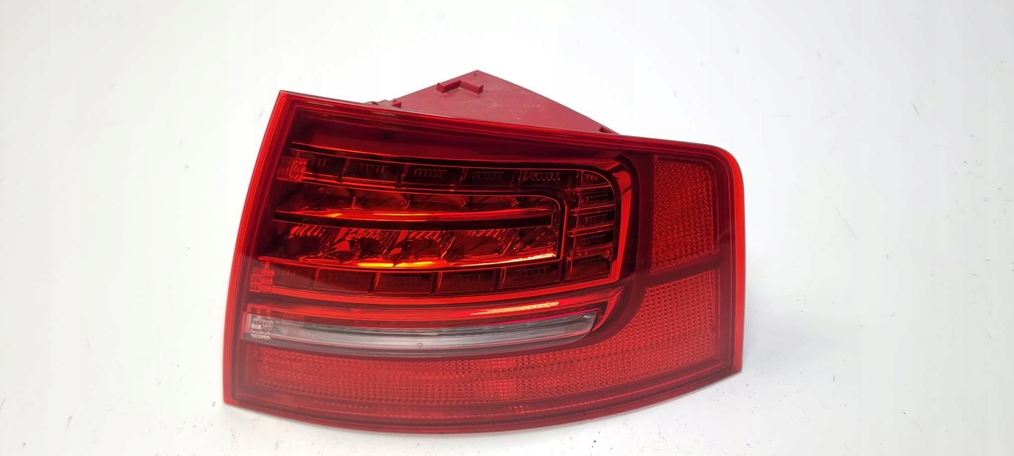 LAMPA PRAWA TYŁ 4E0945096H AUDI S8 D3