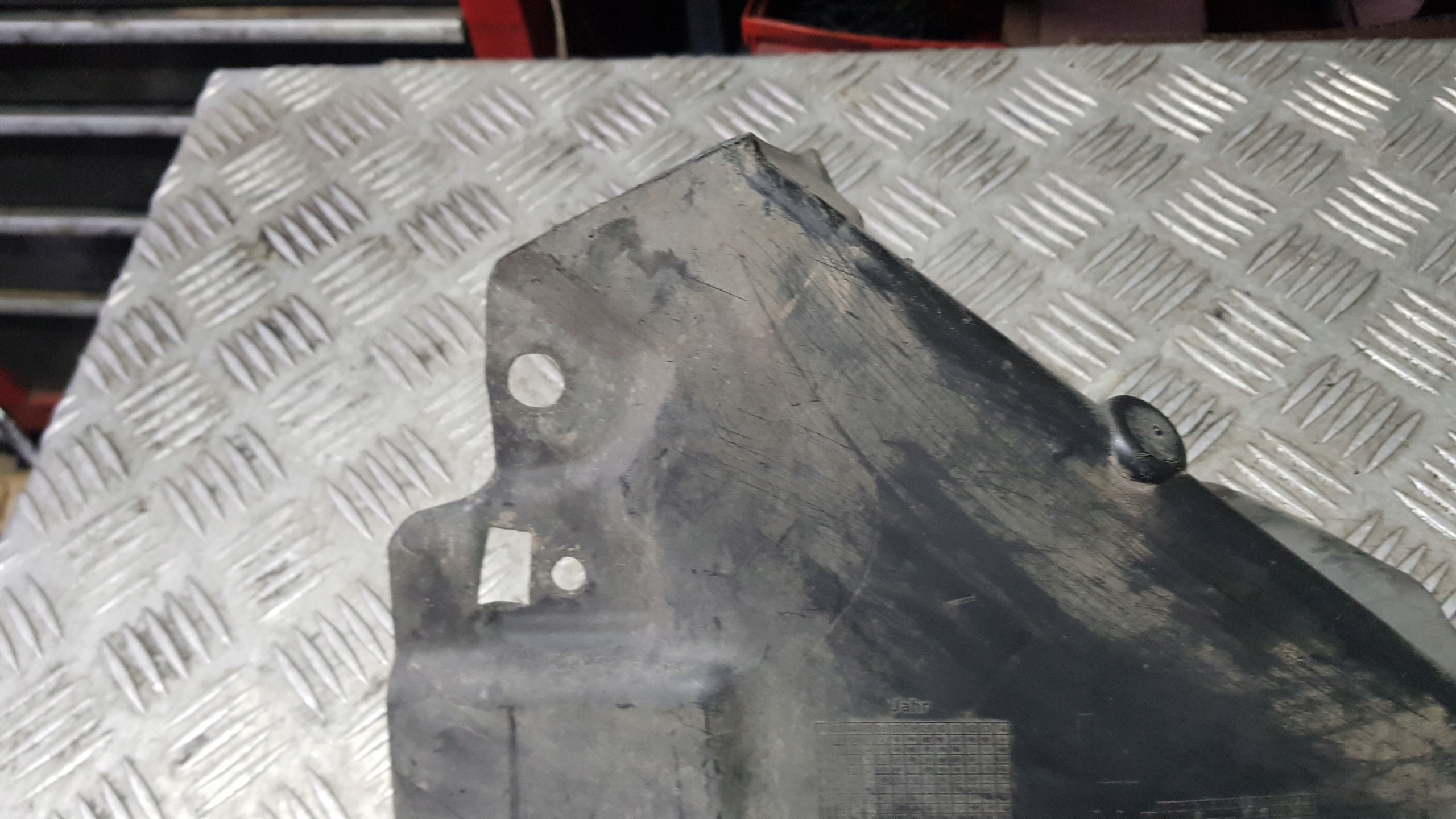BMW E90 cover chassis left front