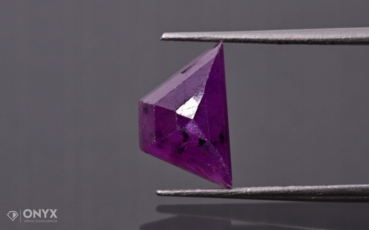 Rubín fazetovaná rozeta nepravidelná 11,5x7 mm