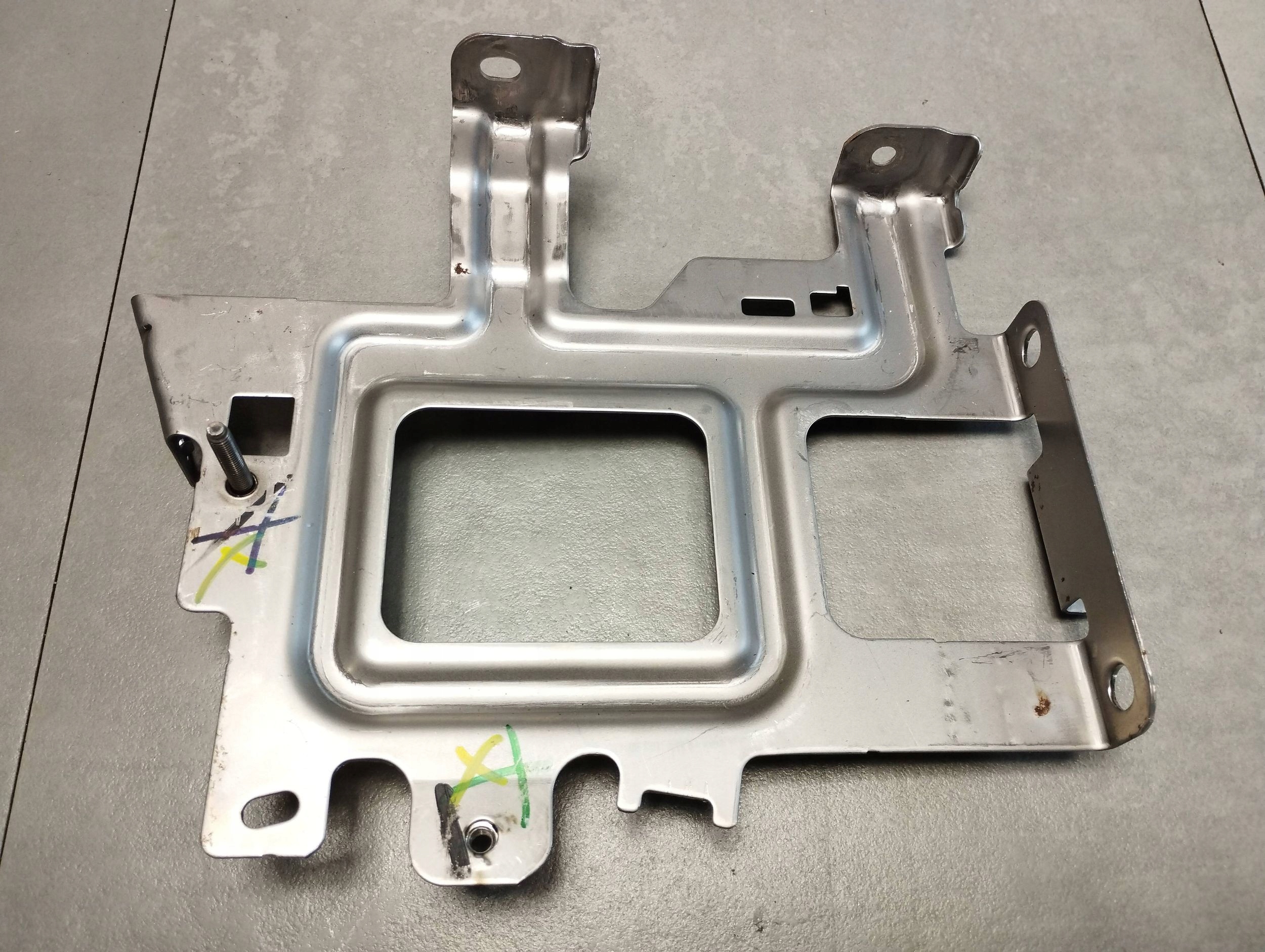 Volkswagen Amarok II holder bracket MB3B21047B50