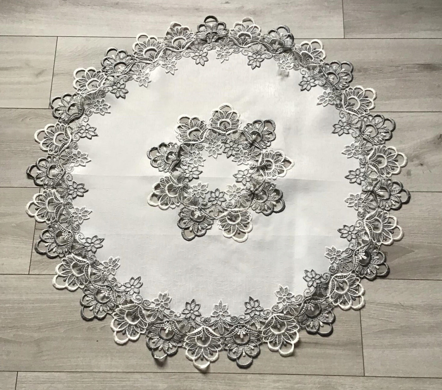 

Obrus Okrągły Biały Obszyty Szarą Gipiurą 130cm