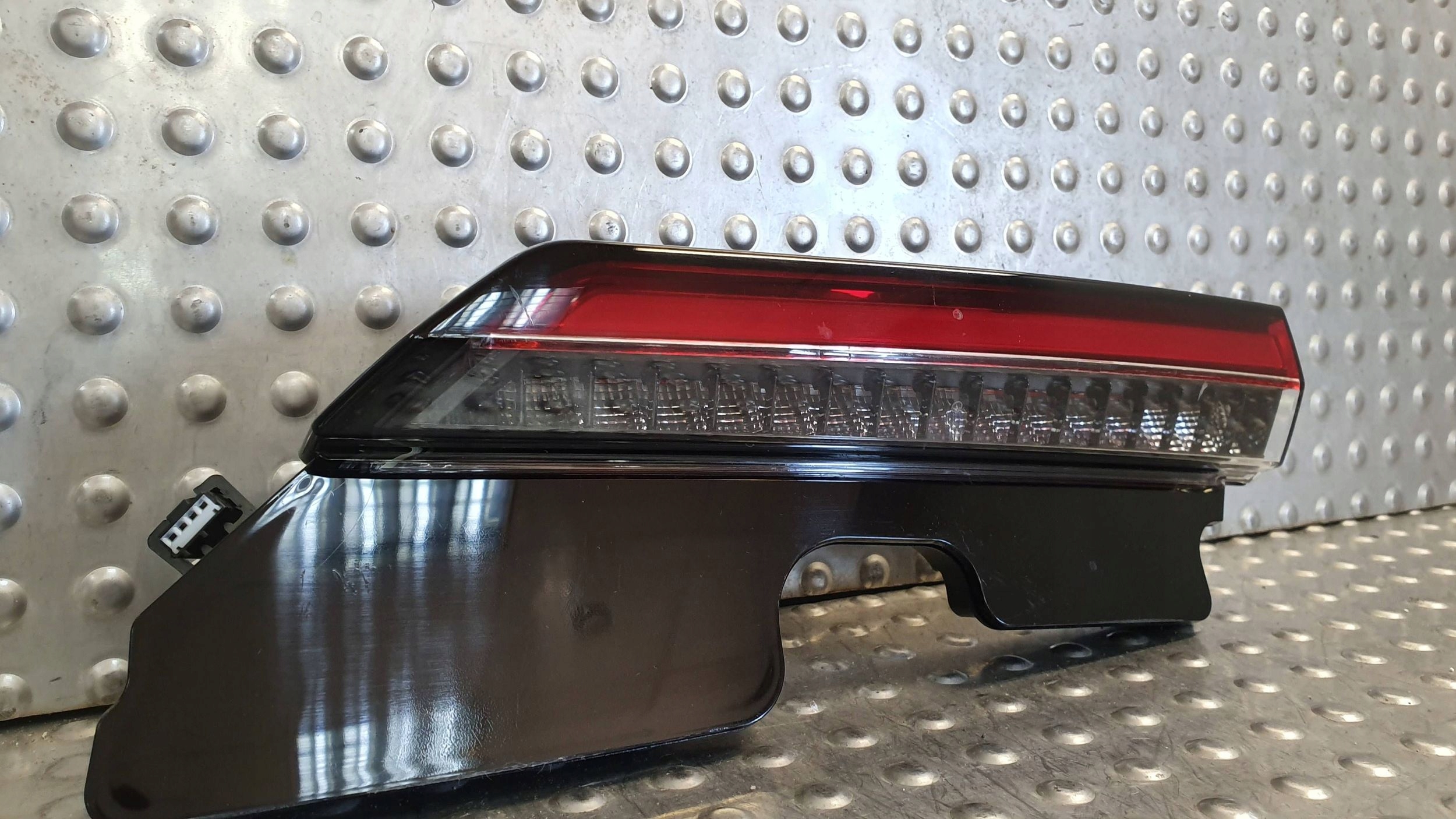 light rear part left VOLVO C40 to the bonnet 21- 32365672