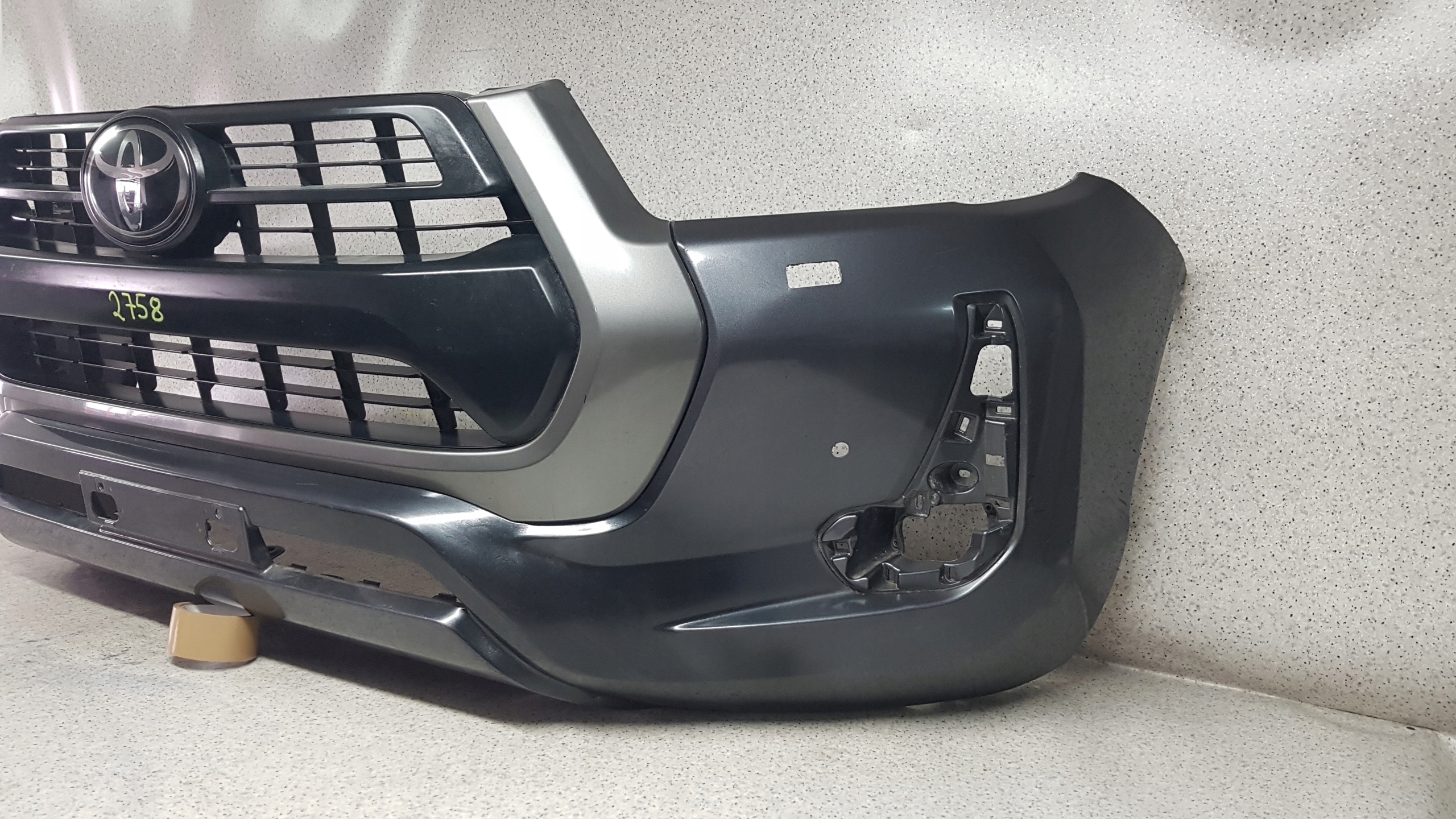 TOYOTA HILUX 2021 - bumper front 2758