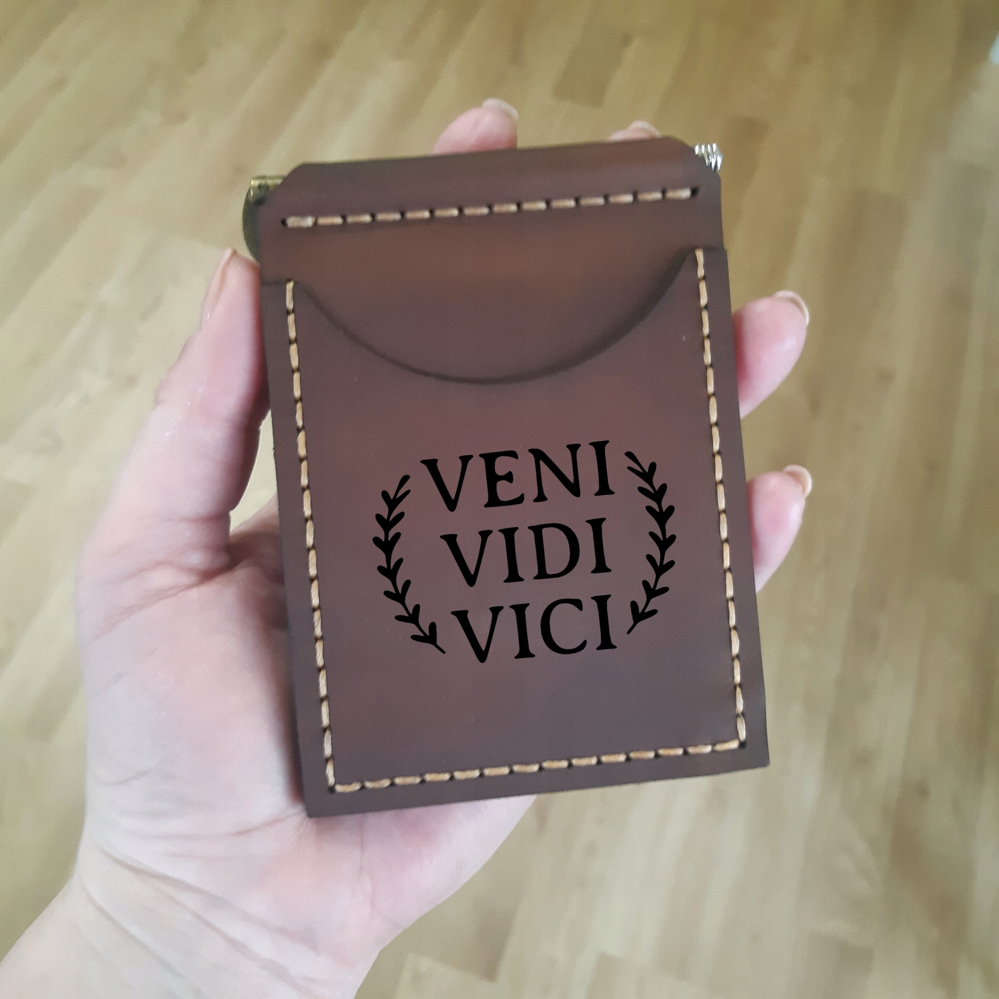 Pánská Slim kožená peněženka s klipem na bankovky s gravírováním Veni Vidi Vici