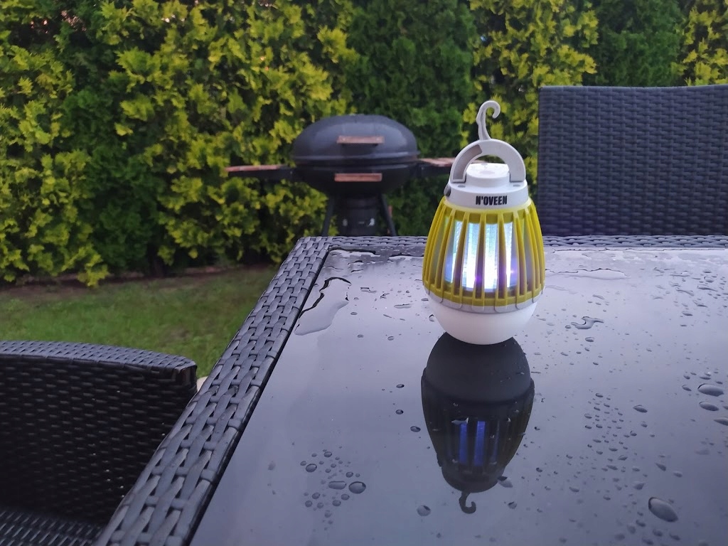 LATARKA LAMPA OWADOBÓJCZA KOMARY IPX4 AKUMULATOR Kolor dominujący odcienie zieleni