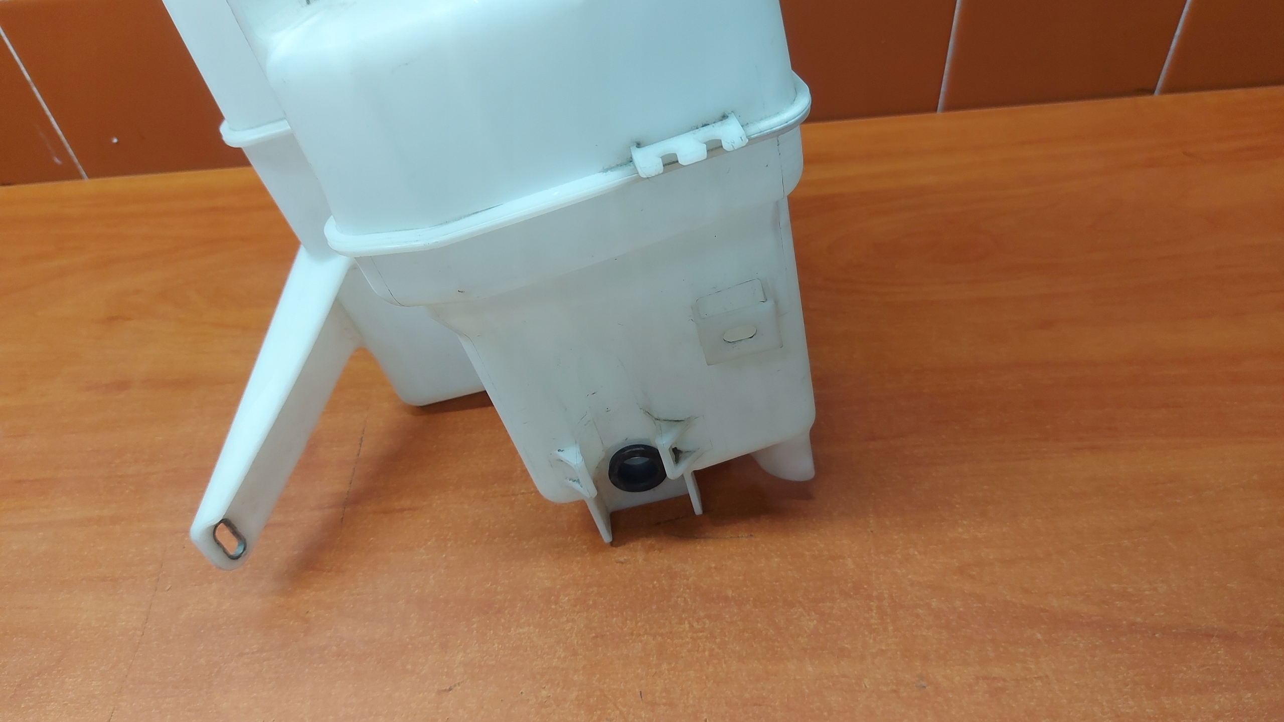 washer fluid tank TOYOTA RAV4 IV 12