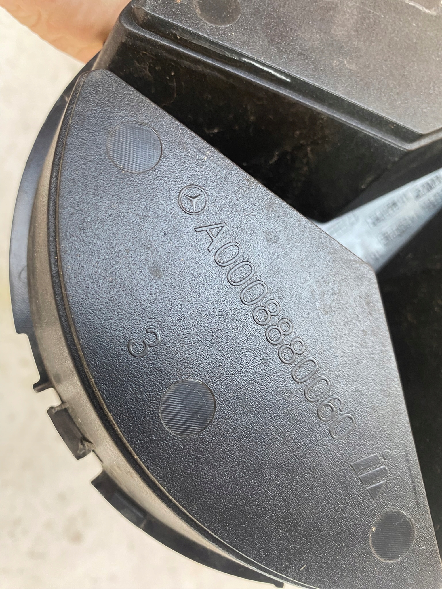 MERCEDES holder EMBLEMATU ZNACZKA front A0008880060