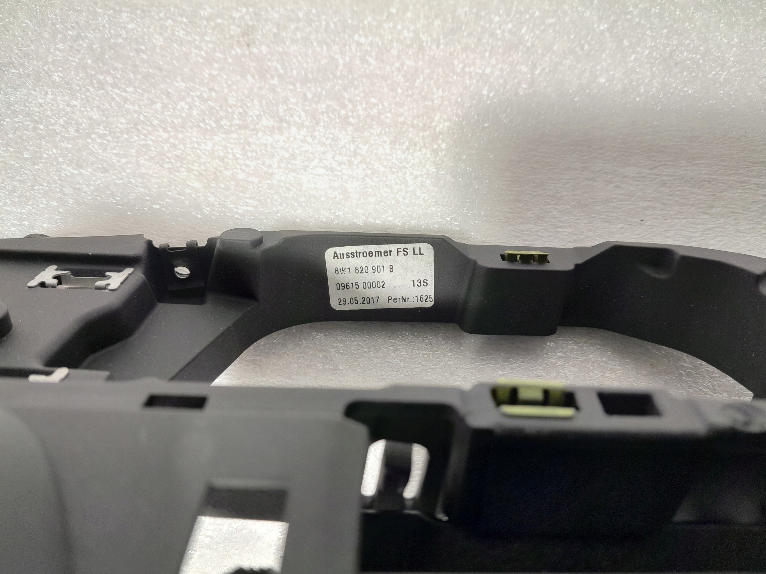 AUDI A4 B9 grid air conditioning devices 8W1820901B
