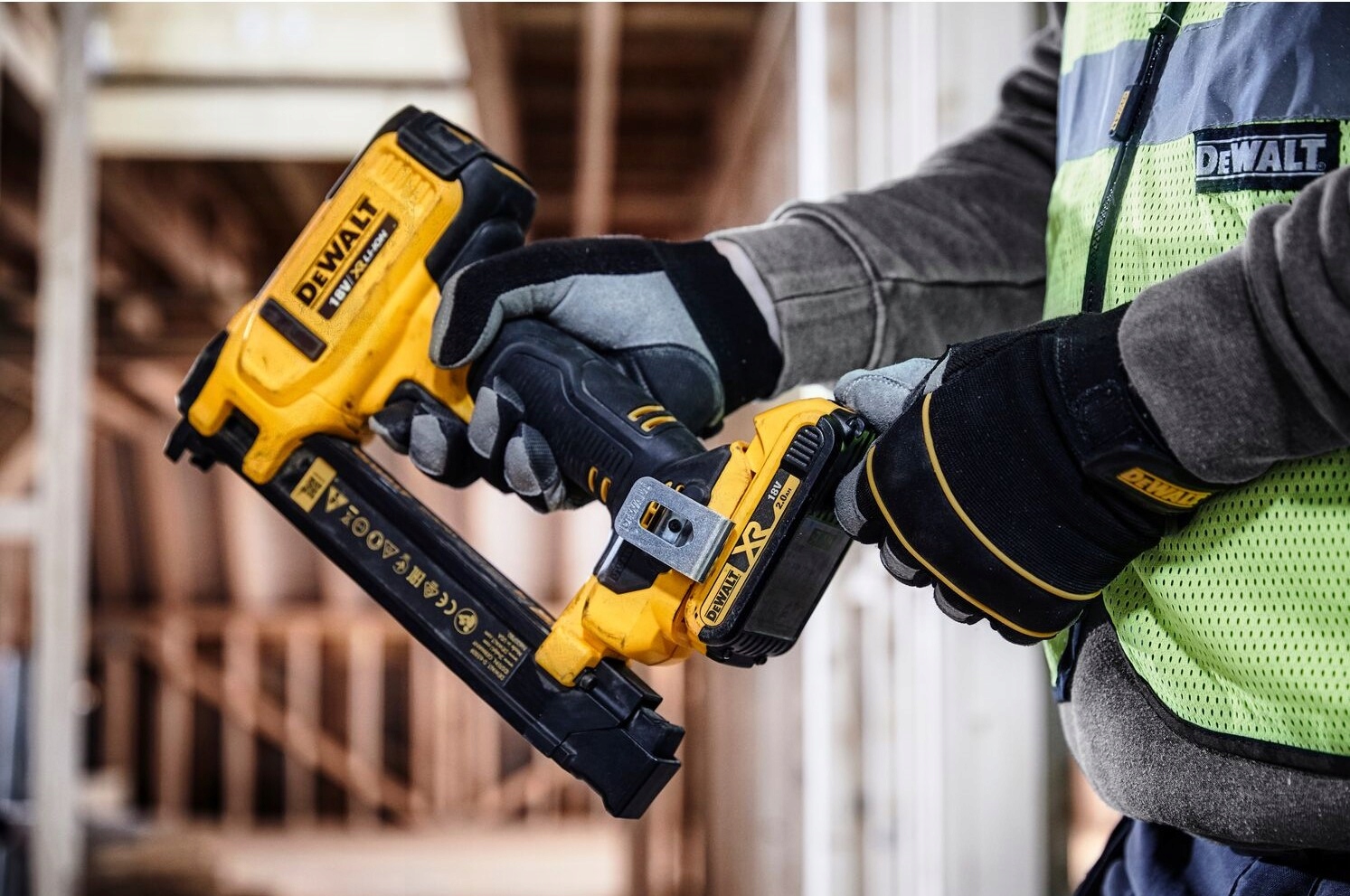 DEWALT степлер для электриков 18V 2X2AH DCN701D2 Additional information transport suitcase included