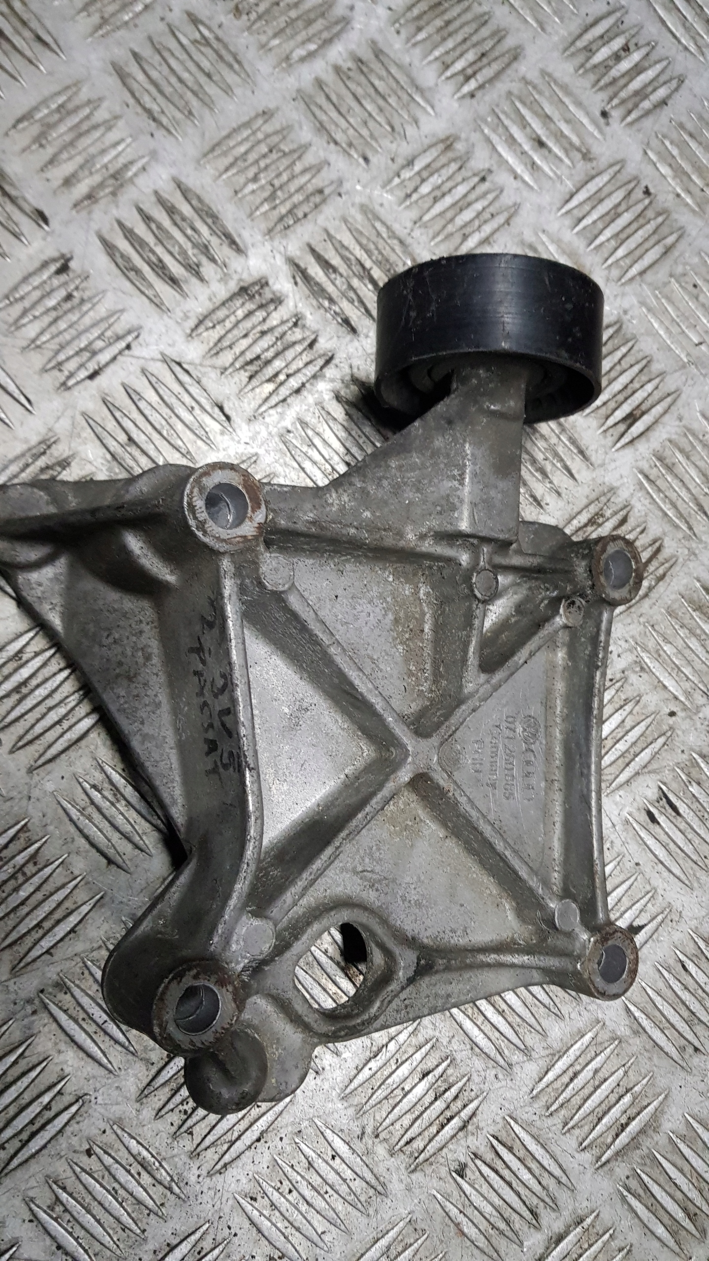 VW PASSAT B5 2.3 holder KOMPRESORA roll 071260885