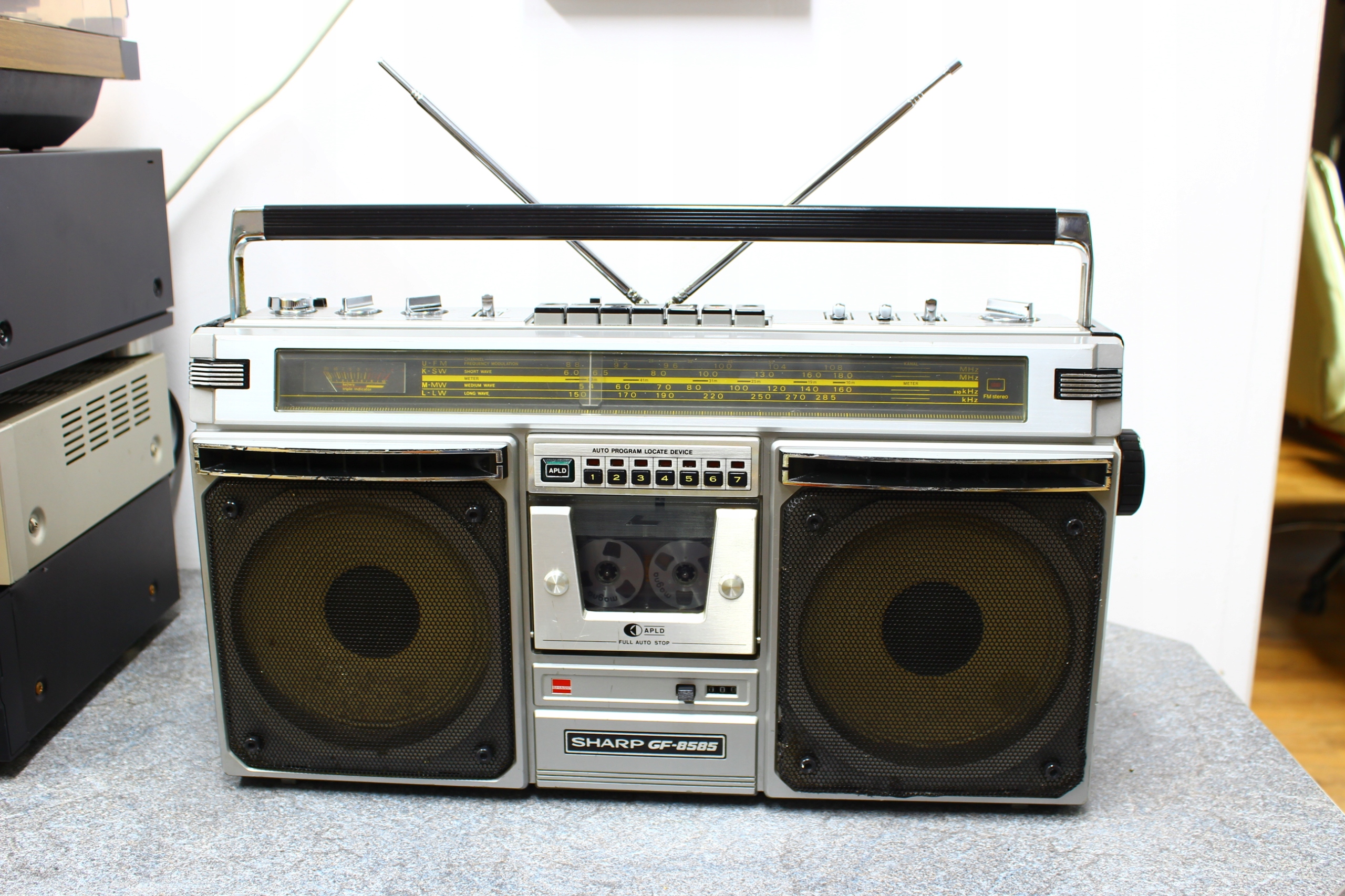 SHARP GF-8585 Ghettoblaster / Radioodtwarzacz Kolor srebrny
