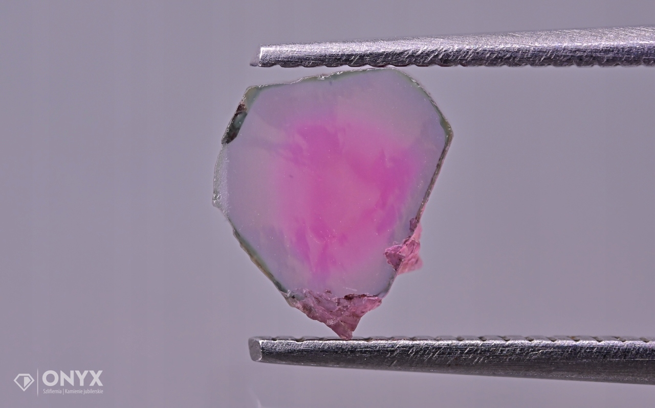 Turmalín nepravidelná deska 7x6,5 mm