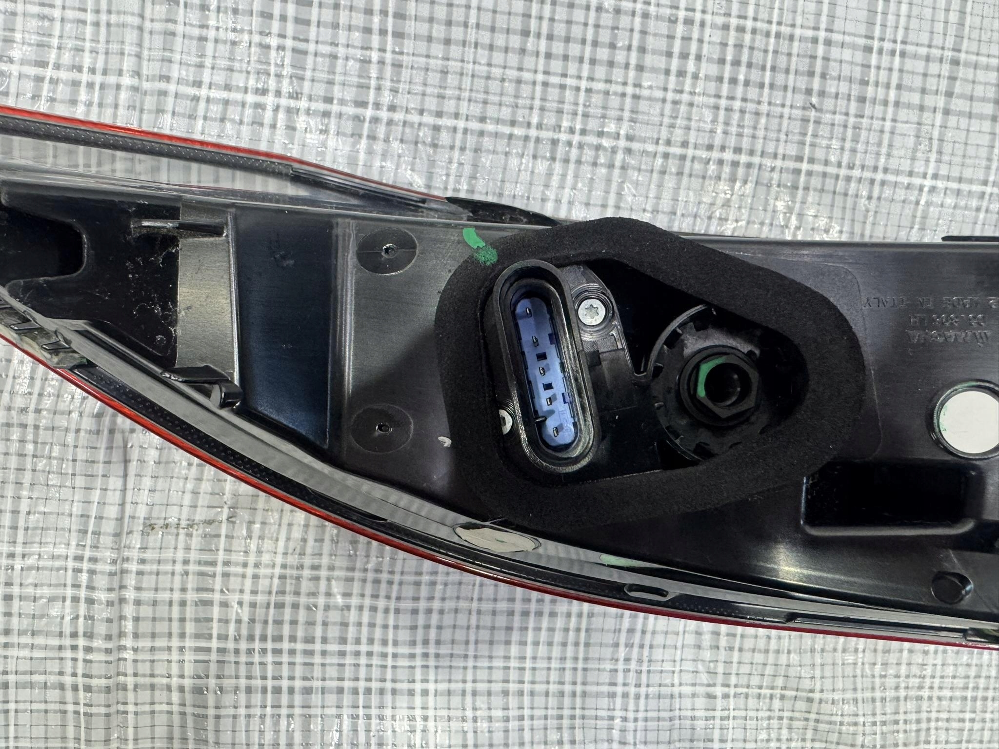 фонарь левый MASERATI GRECALE 670157332