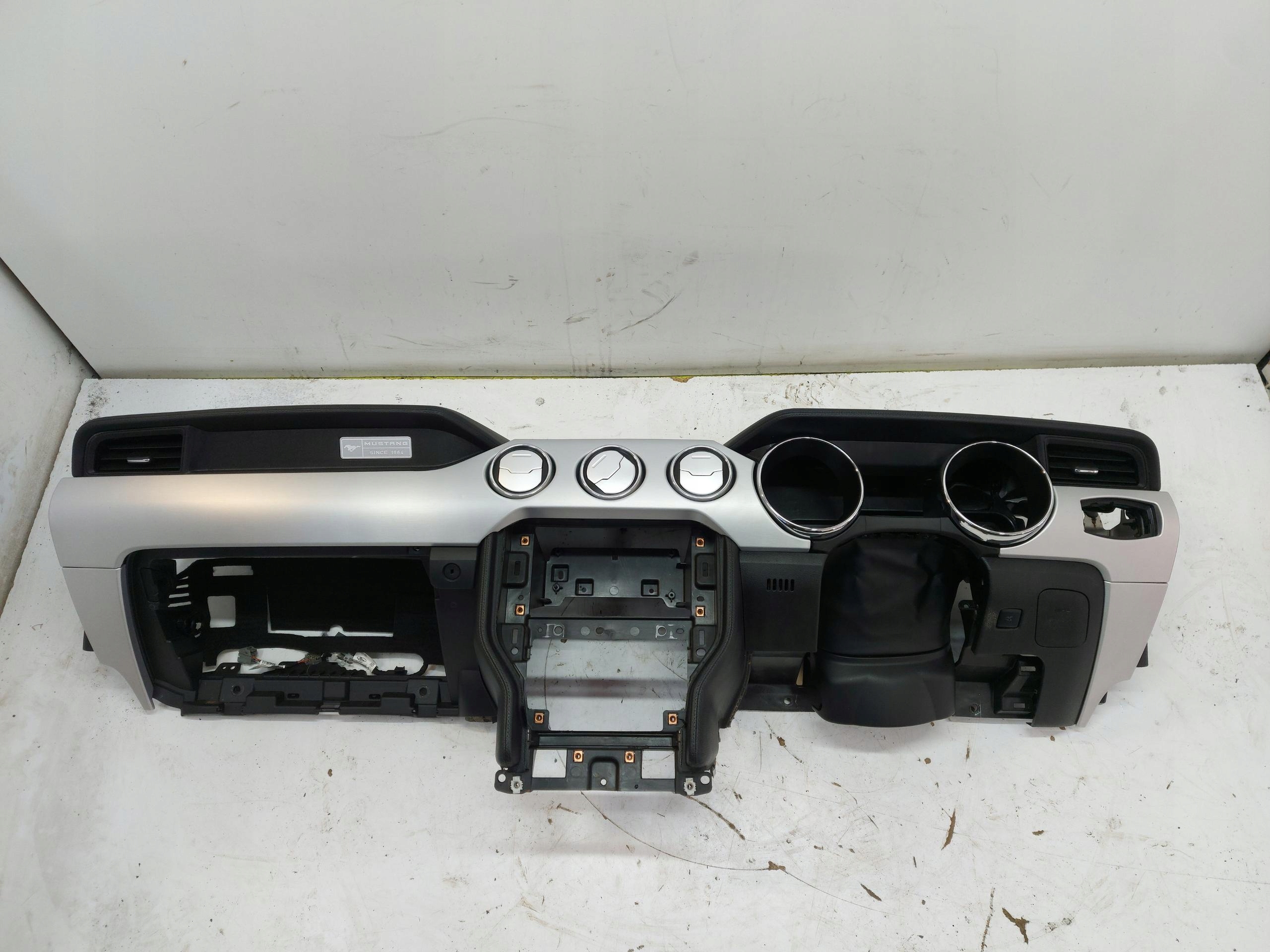FORD Mustang IV dashboard instrument panel cockpit pulpit UK