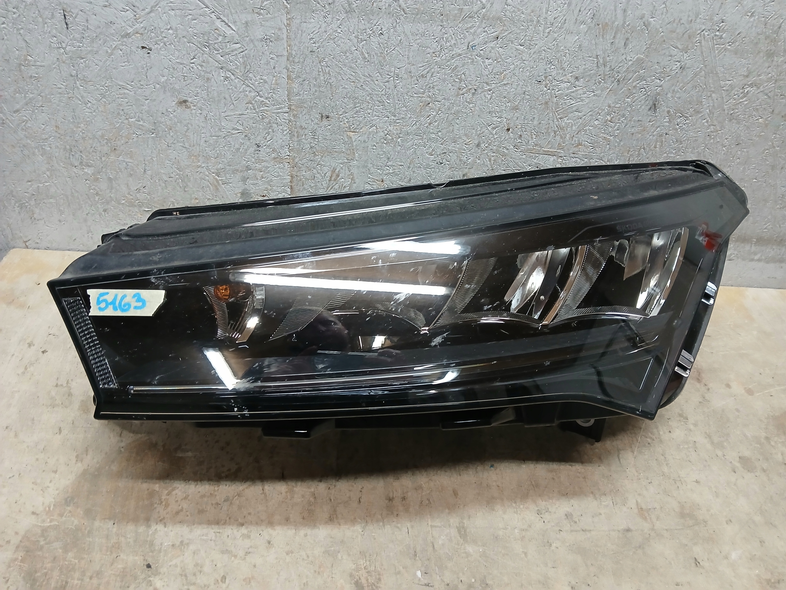 light front left SKODA ENYAQ FULL LED 5LB941015