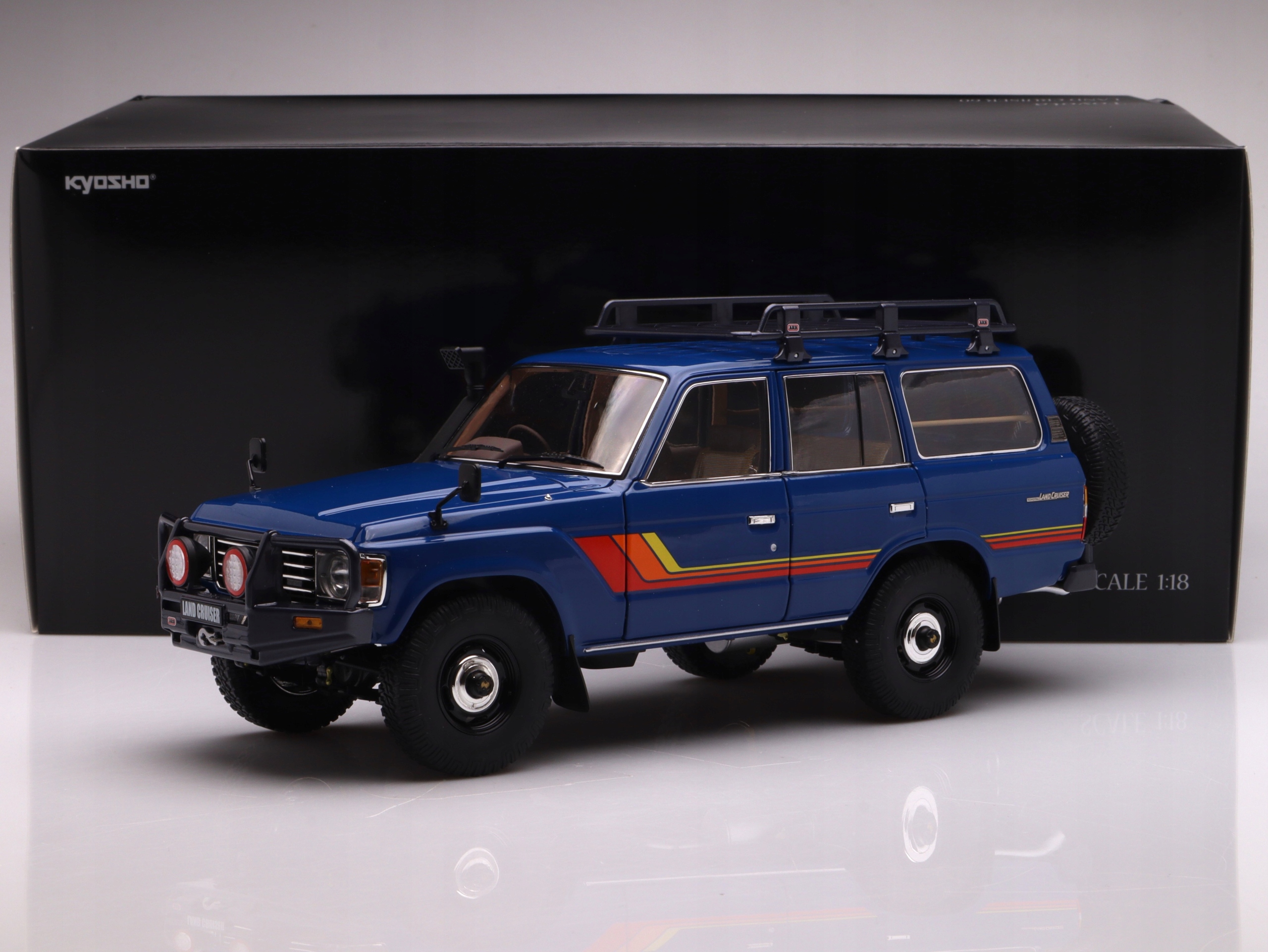 Toyota Land Cruiser 60 s volitelnými díly 1980, modrá Kyosho 1:18