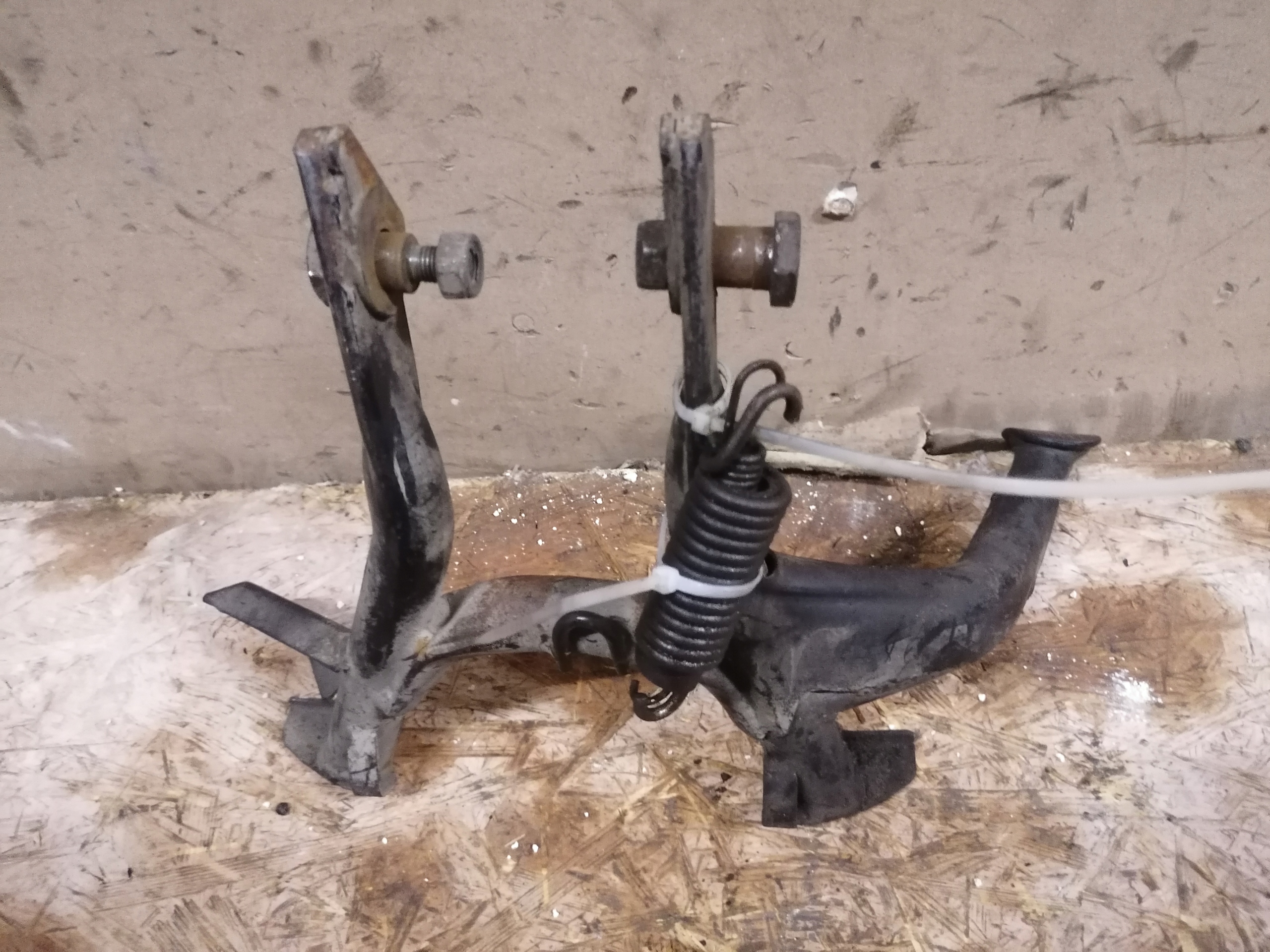 Yamaha600fzsstopk - YAMAHA FZS 600 Fazer 98-0 центральная ножка фитинги