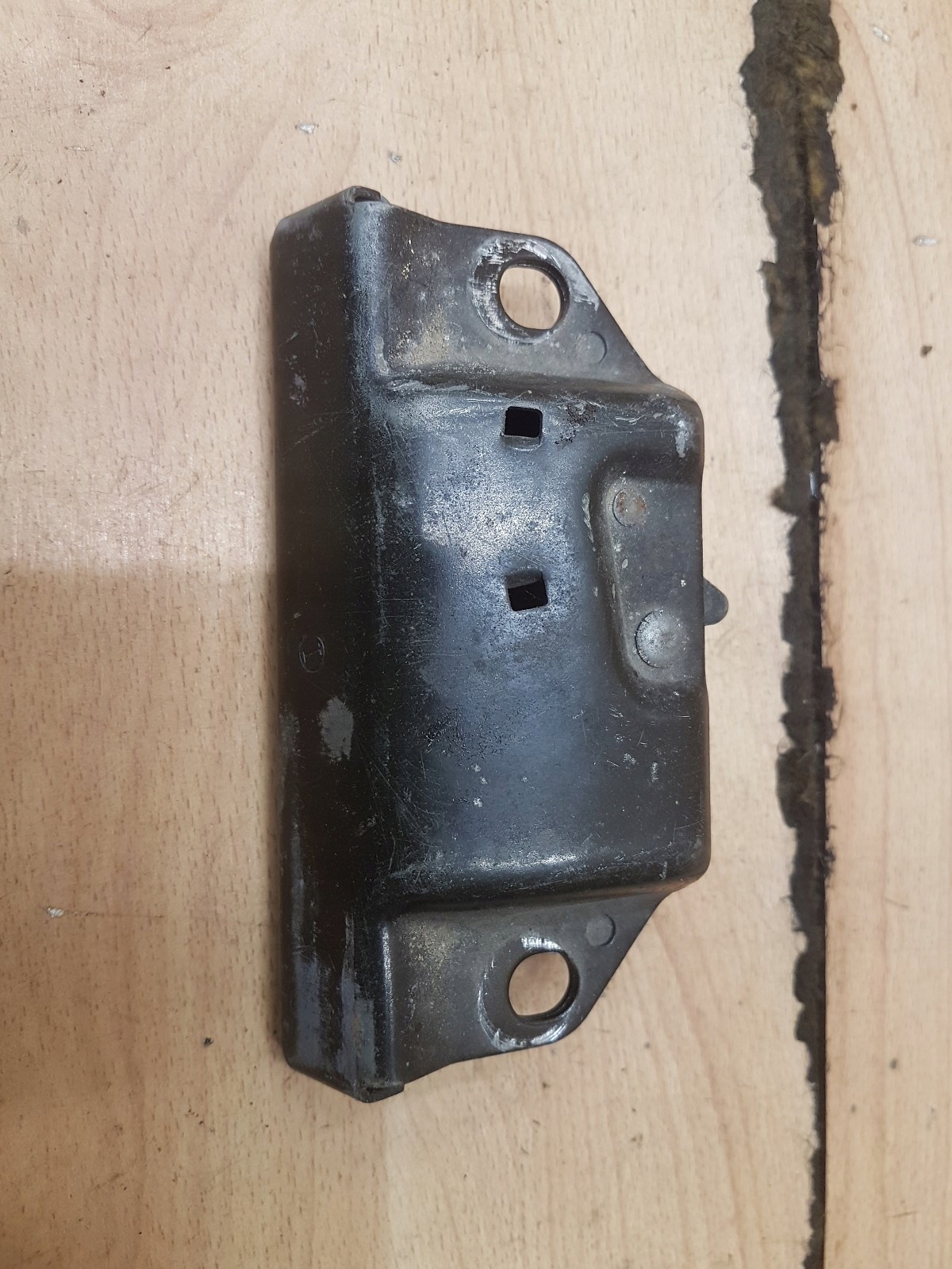 ZAMEK RYGIEL KLAPY BAGAŻNIKA TYŁ FIAT UNO LIFT