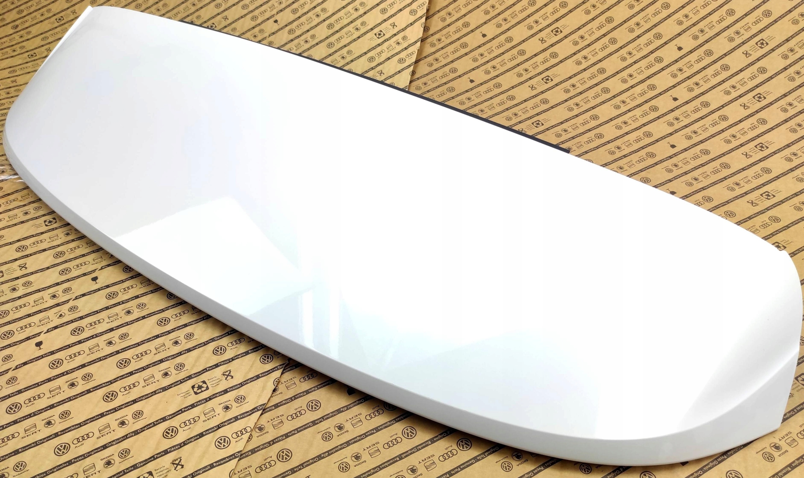 НОВИЙ ОРИГИНАЛ СПОЙЛЕР ЗАД. ЗАДНЯЯ КРЫШКИ VW ARTEONh L0k1