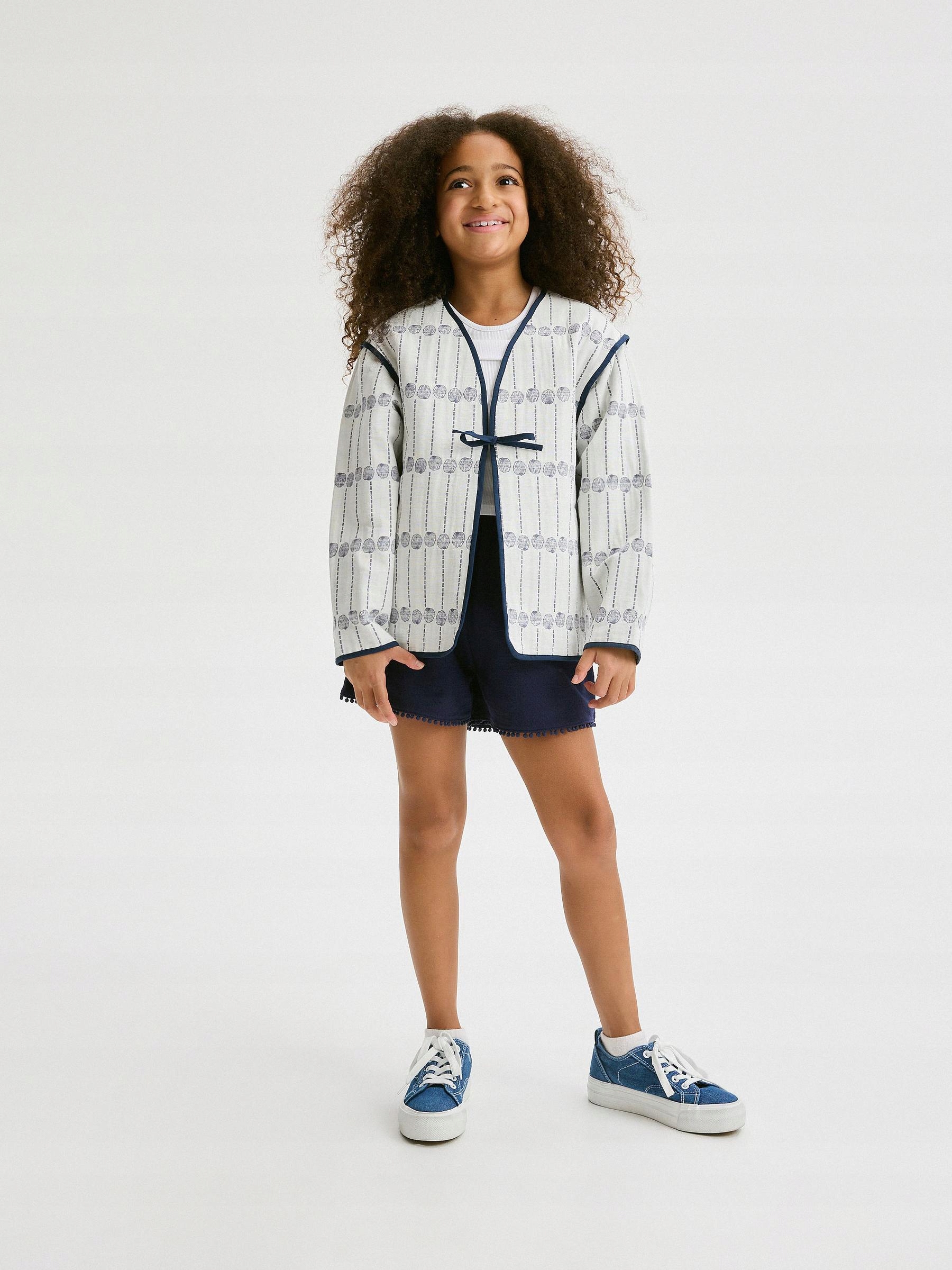 BIAŁA MARYNARKA Z NIEBIESKIM HAFTEM RESERVED 164