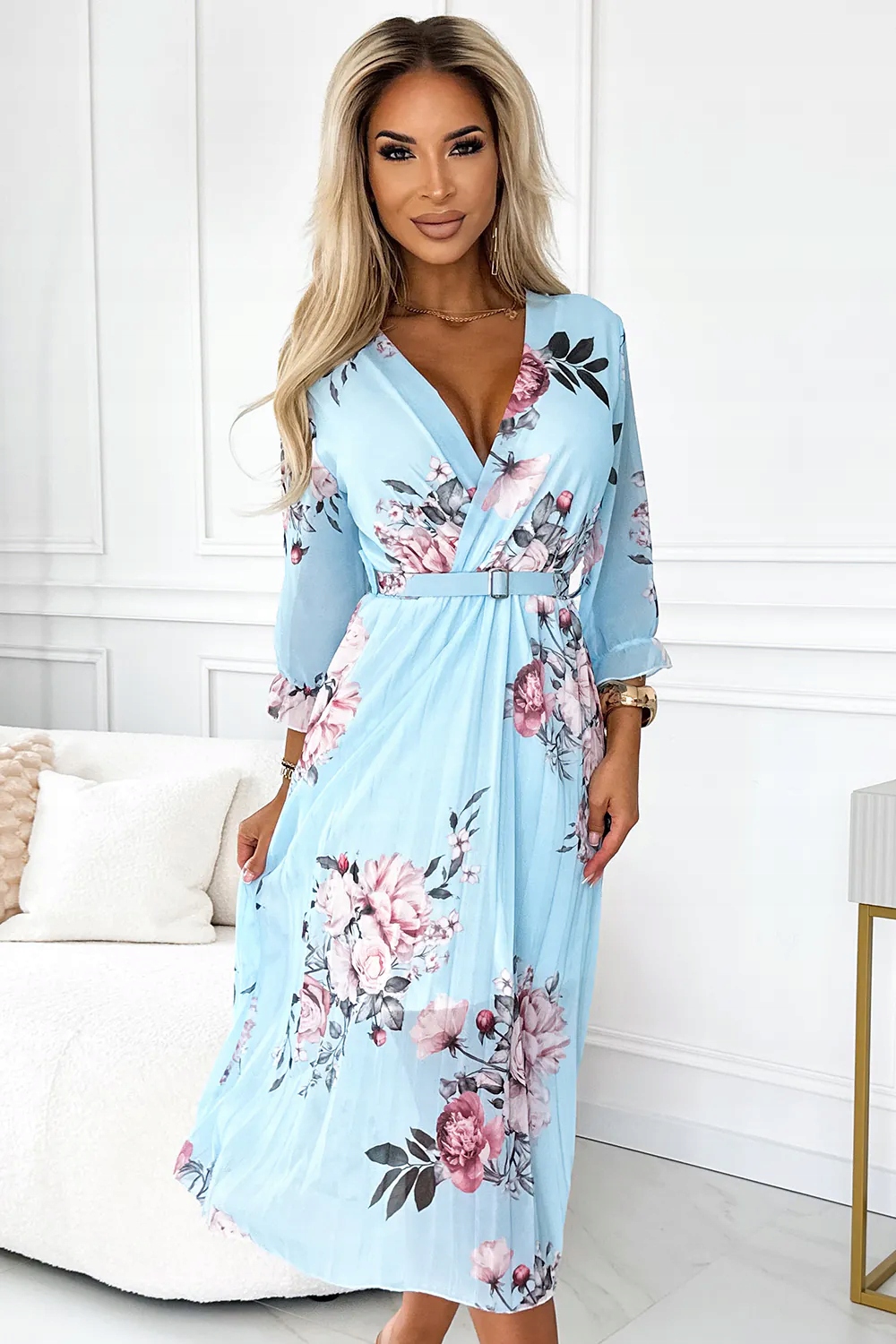 Krásná plisovaná šaty typu midi s výstřihem a páskem Růže na modrém pozadí