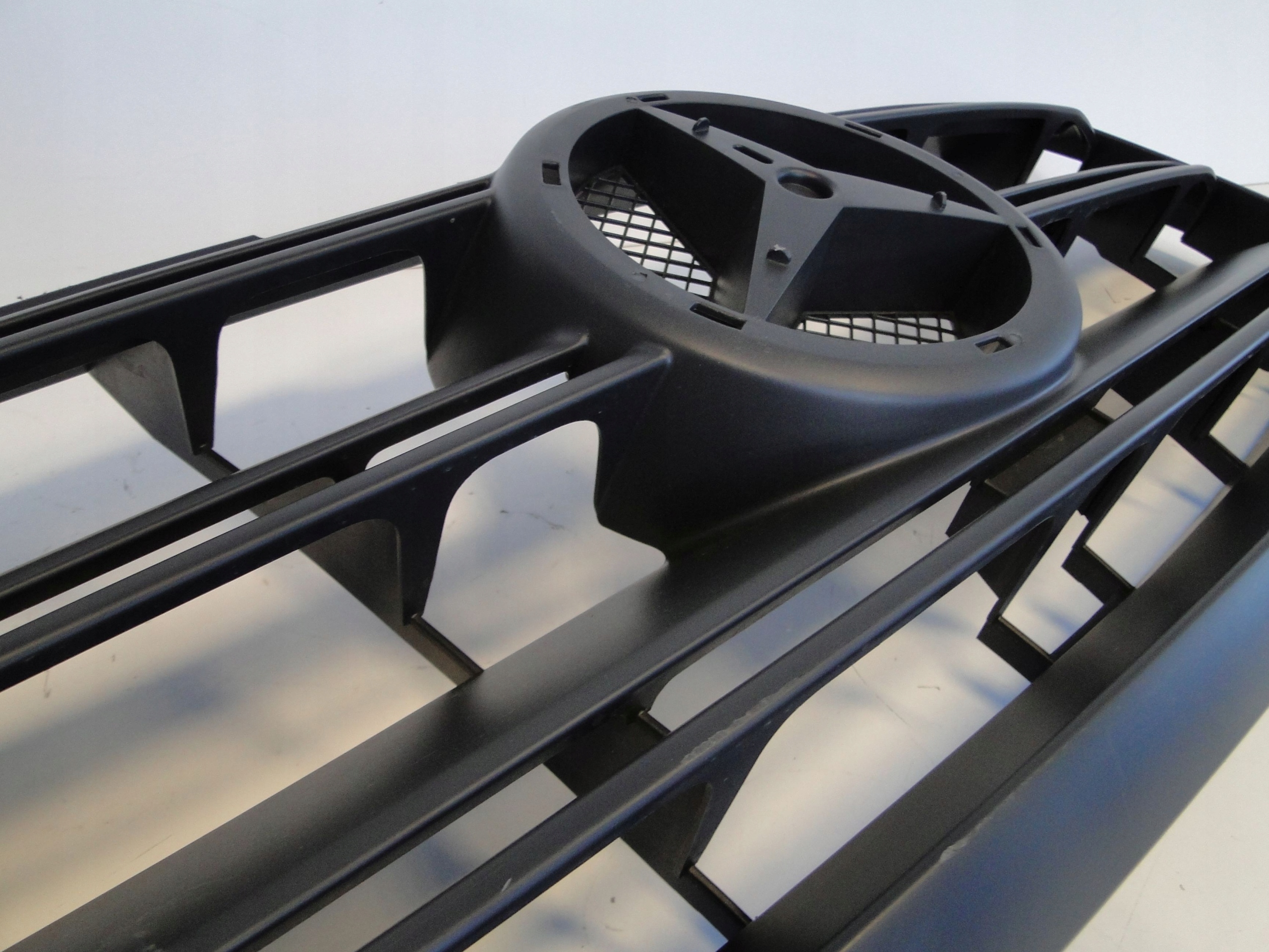 MERCEDES SPRINTER 907 GRILL ATRAPA A9108852600 Kolor czarny