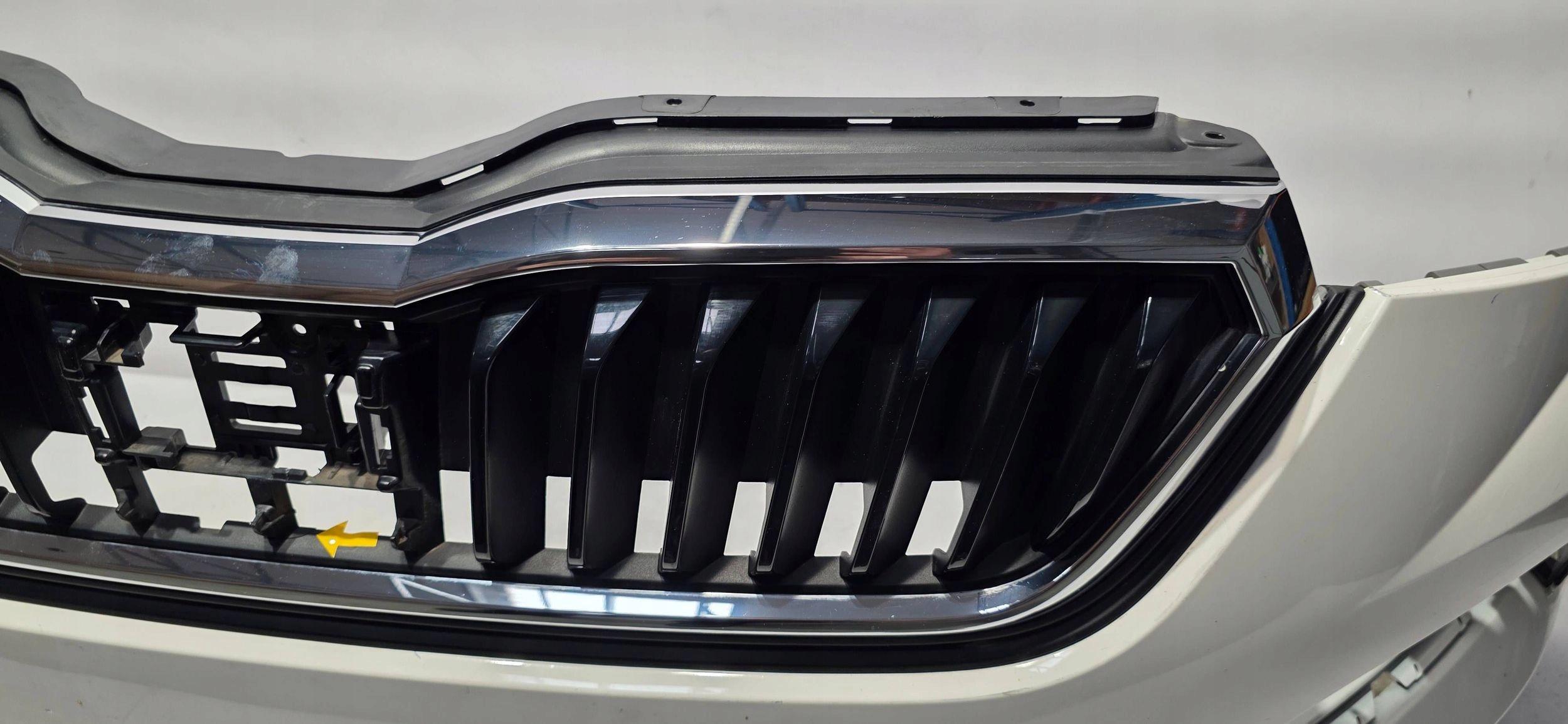front bumper grille SKODA SCALA 19- original 657807221