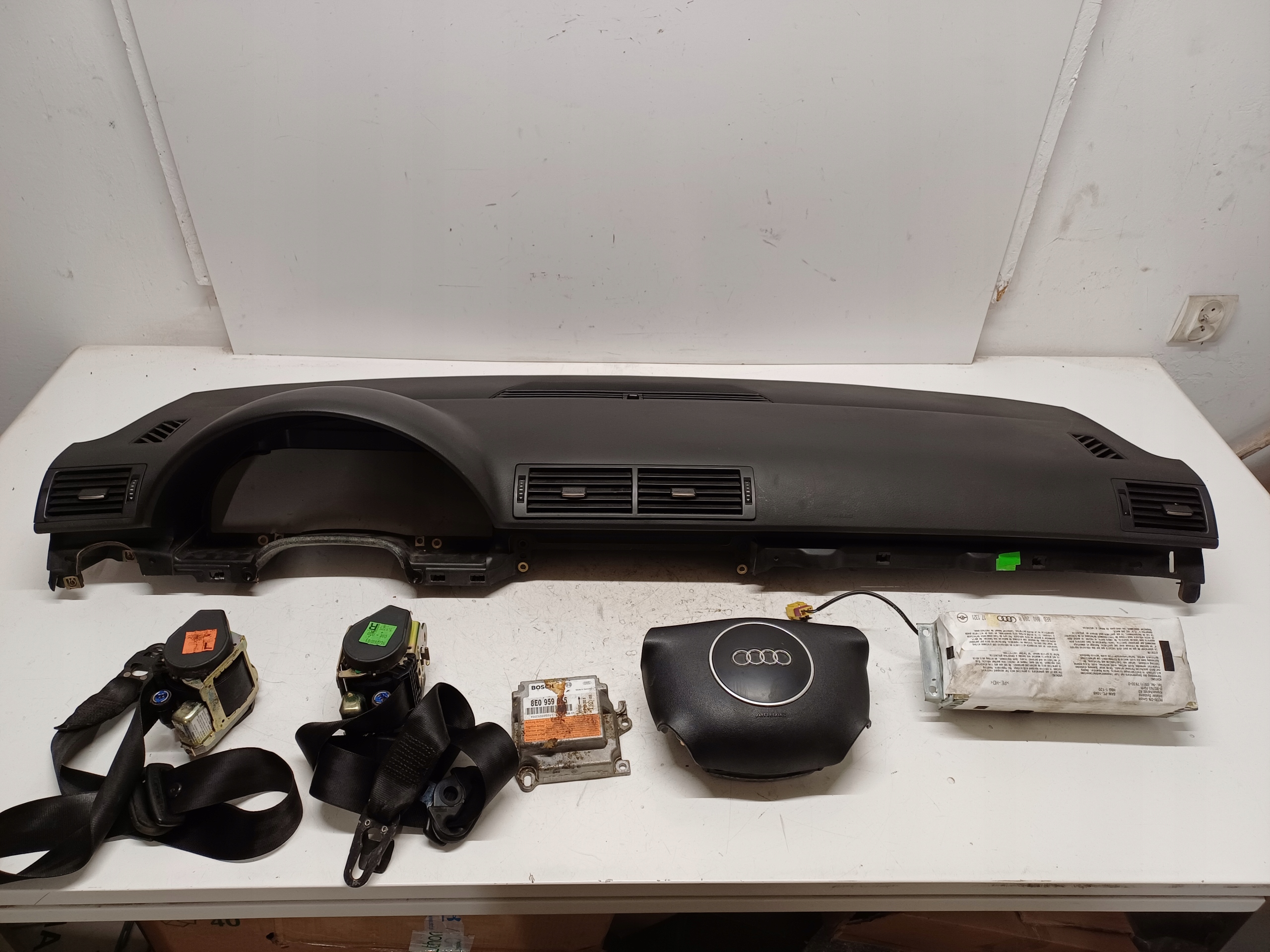 AUDI A4 B6 00-06 KONSOLA DESKA SENSOR AIRBAG PODUSZKI PASY CZARNA